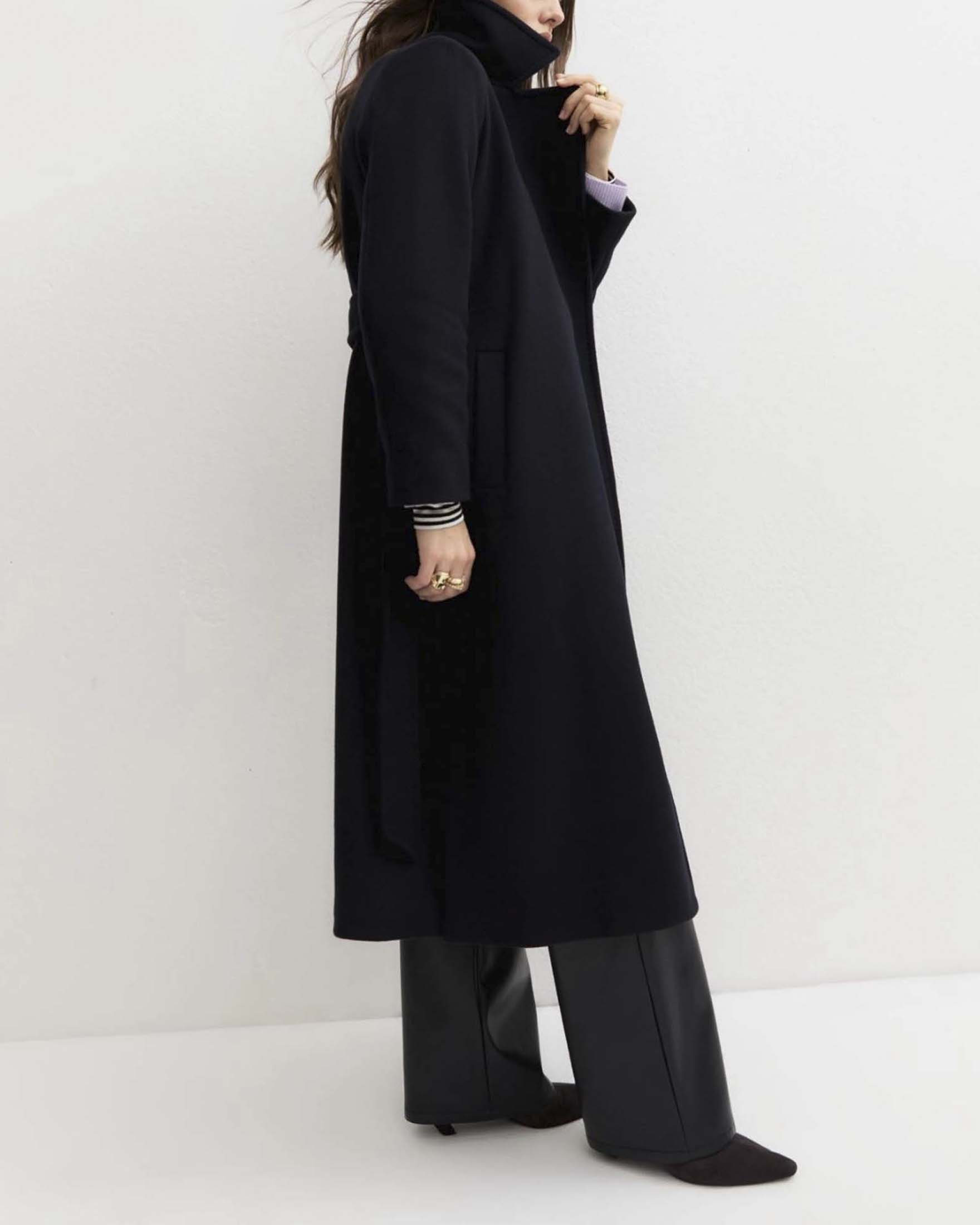 Cappotto doppiopetto Emme Marella blu in double di misto lana con cintura e tasche alla francese