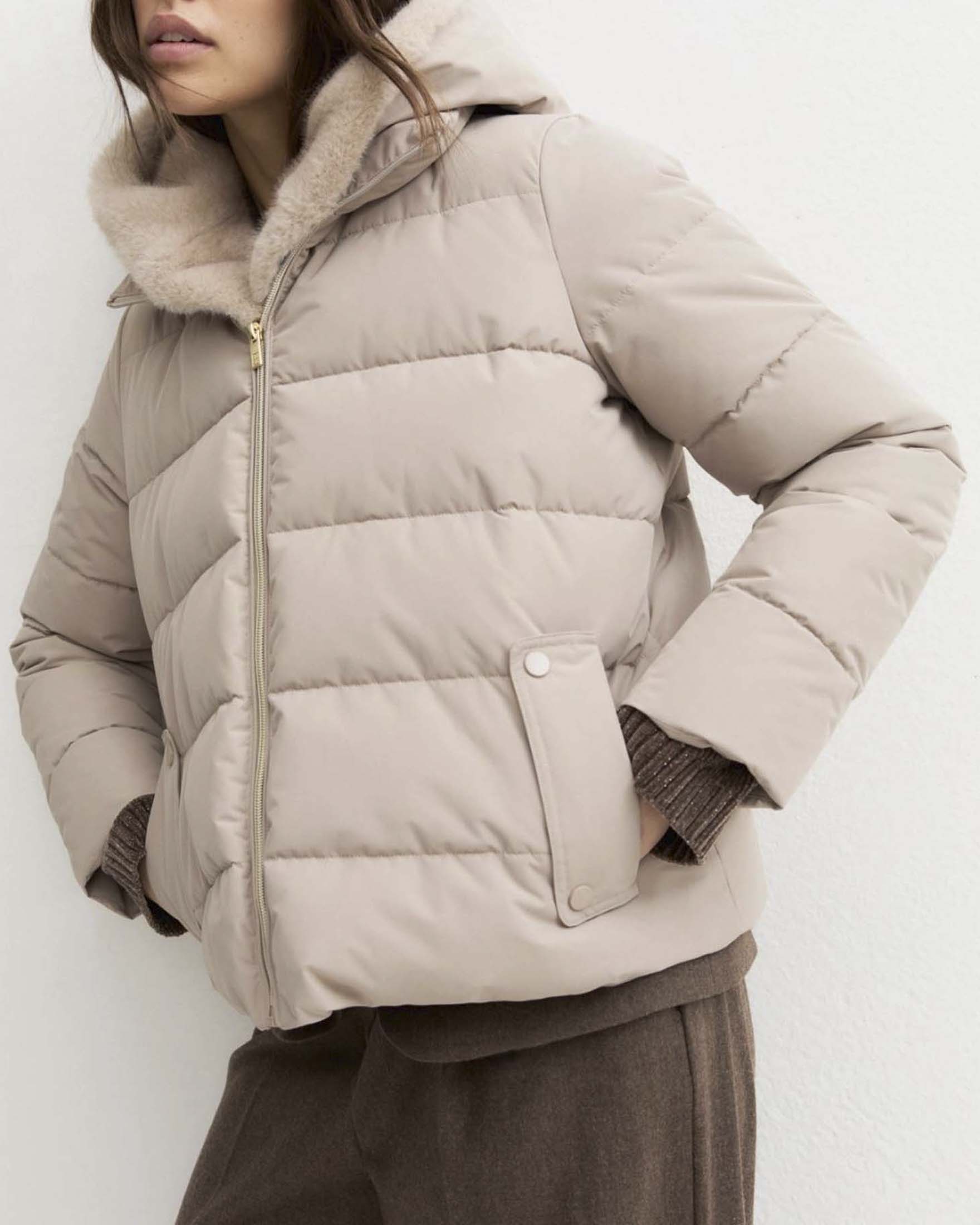 Piumino corto Emme Marella beige in taffetà tecnico con cappuccio e pettorina in ecopelliccia