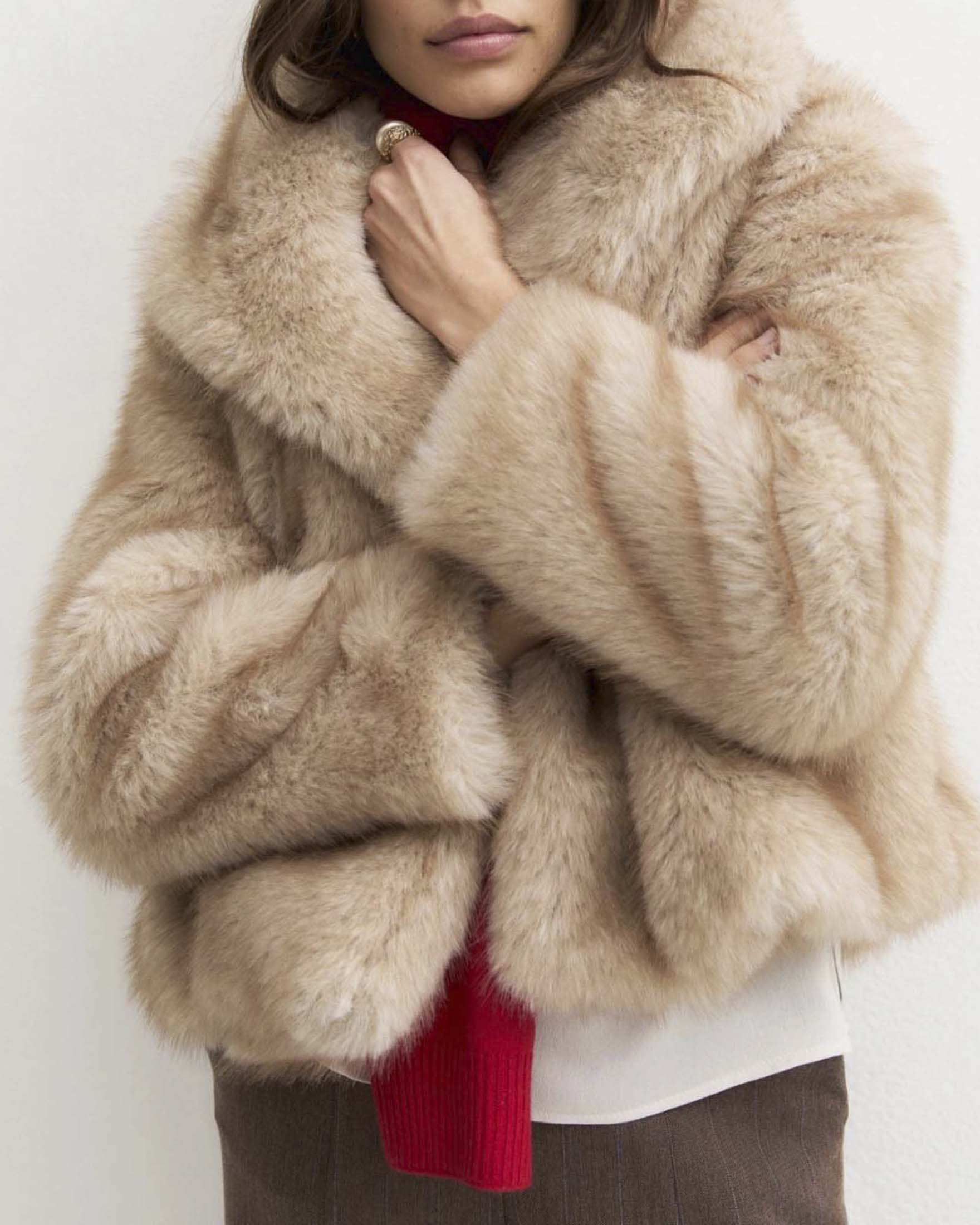 Giaccone corto Emme Marella beige in ecopelliccia con scollo a scialle e tasche laterali