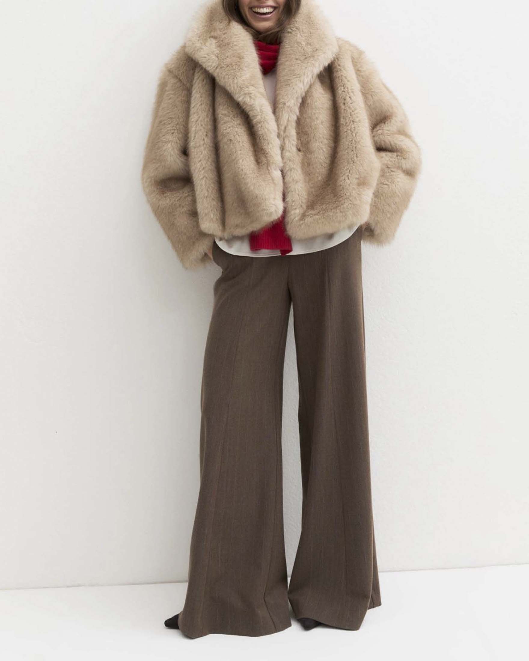 Giaccone corto Emme Marella beige in ecopelliccia con scollo a scialle e tasche laterali image