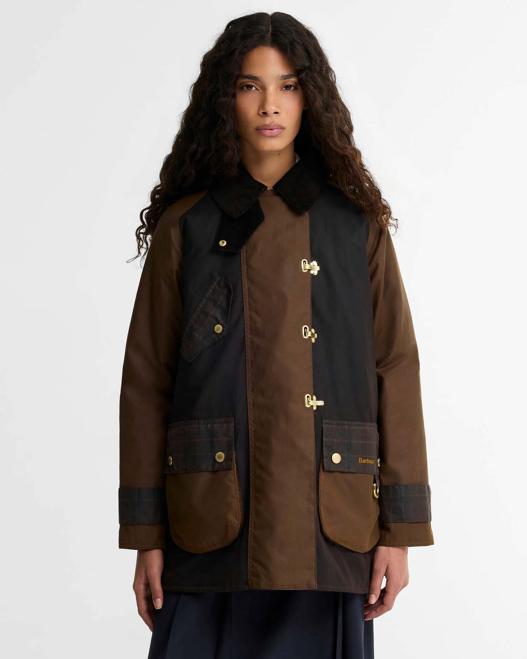 Giacca cerata Felton Barbour nera e marrone con dettagli tartan e abbottonatura a ganci