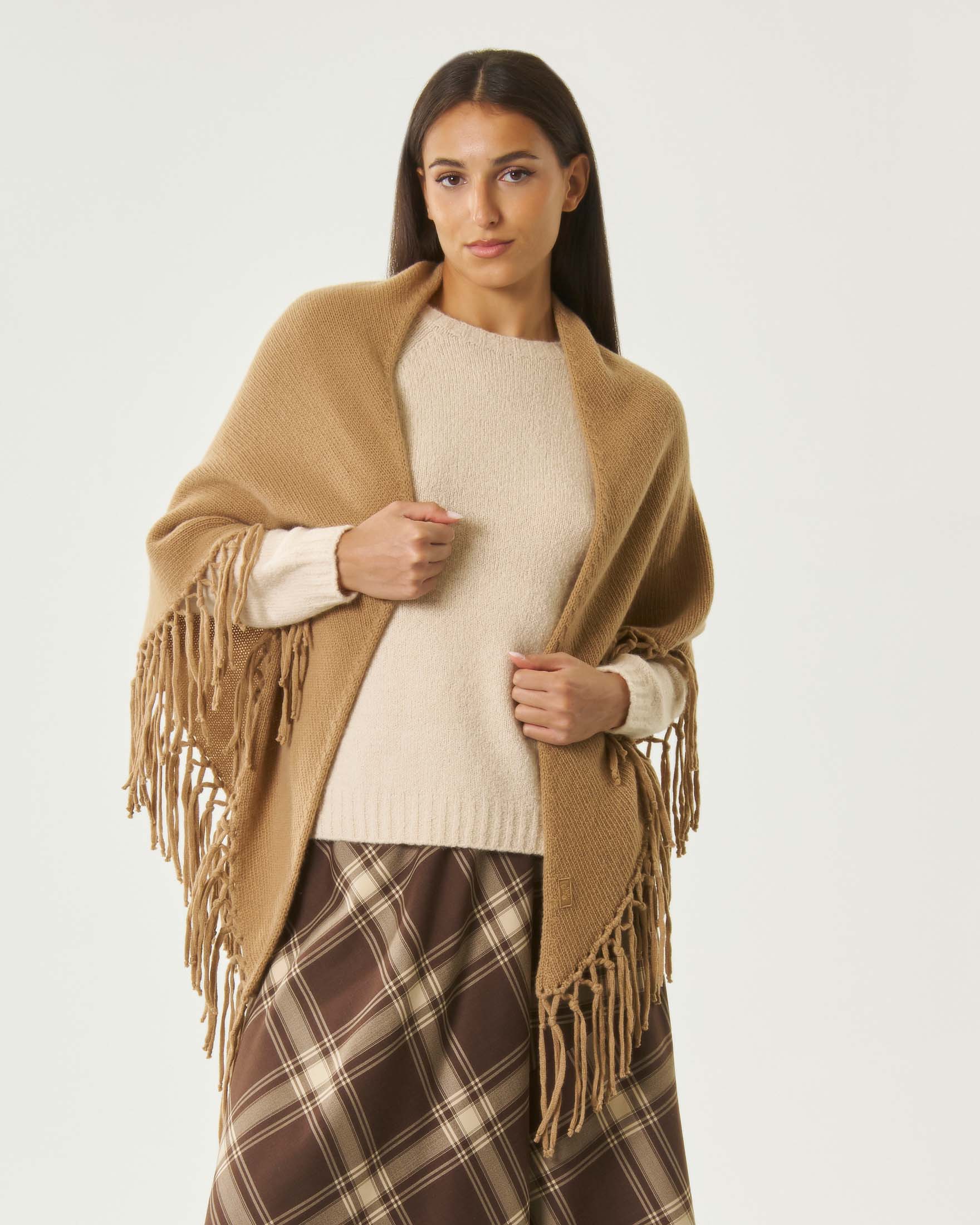 Stola triangolare Weekend Max Mara color cammello in pura lana con frange asimmetrica
