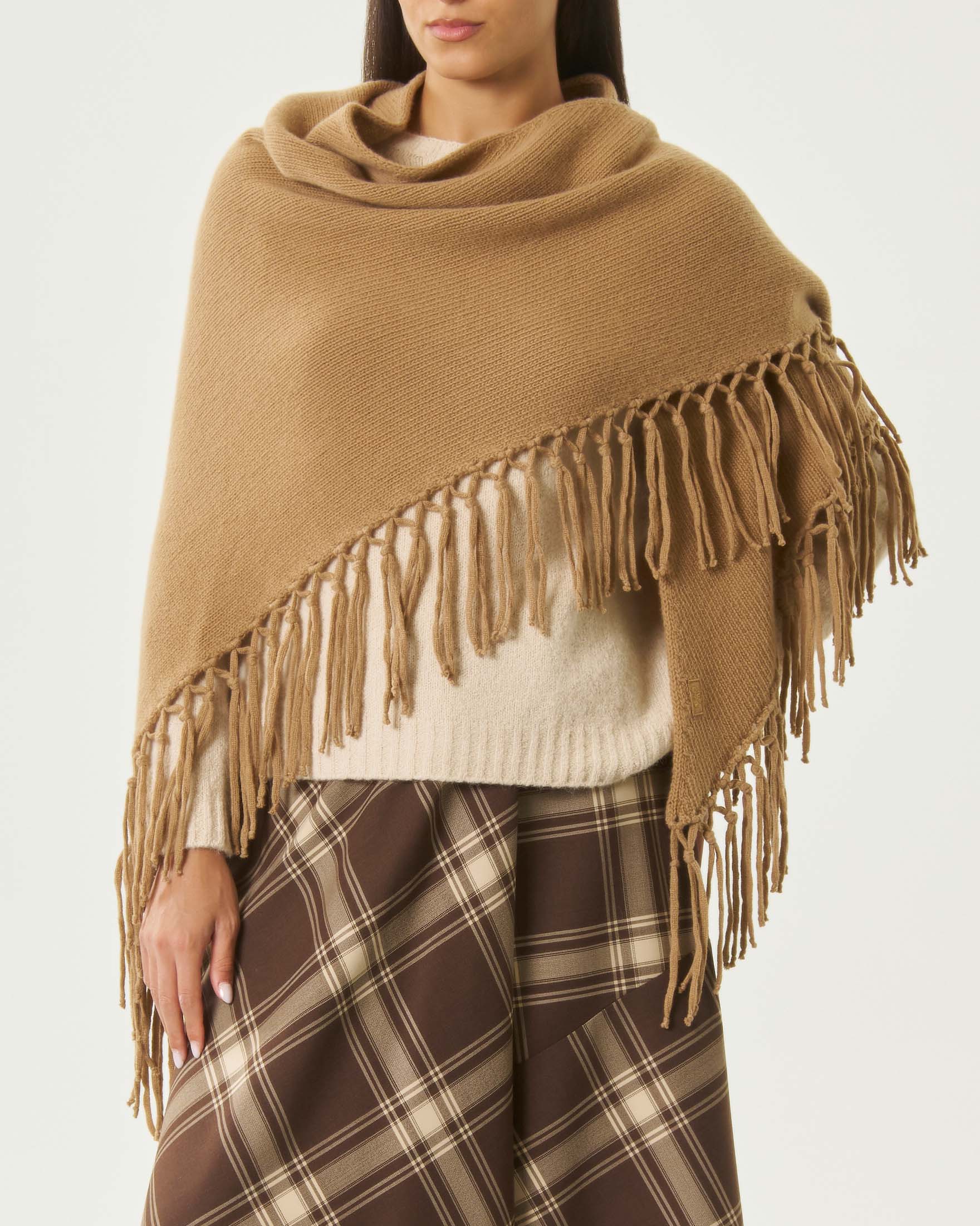Stola triangolare Weekend Max Mara color cammello in pura lana con frange asimmetrica image