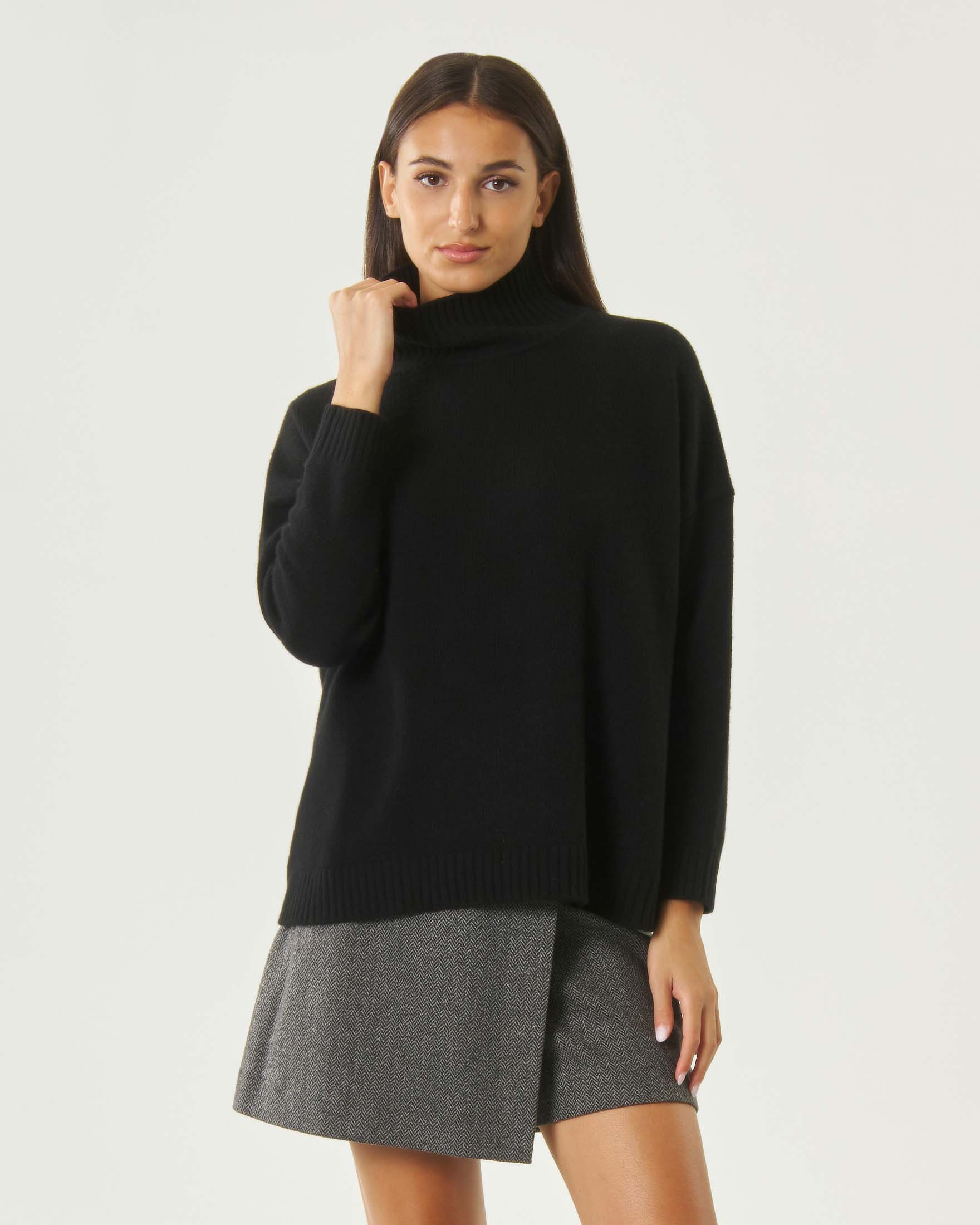 Maglia dolcevita over Weekend Max Mara nero in pura lana con collo e bordi a costine