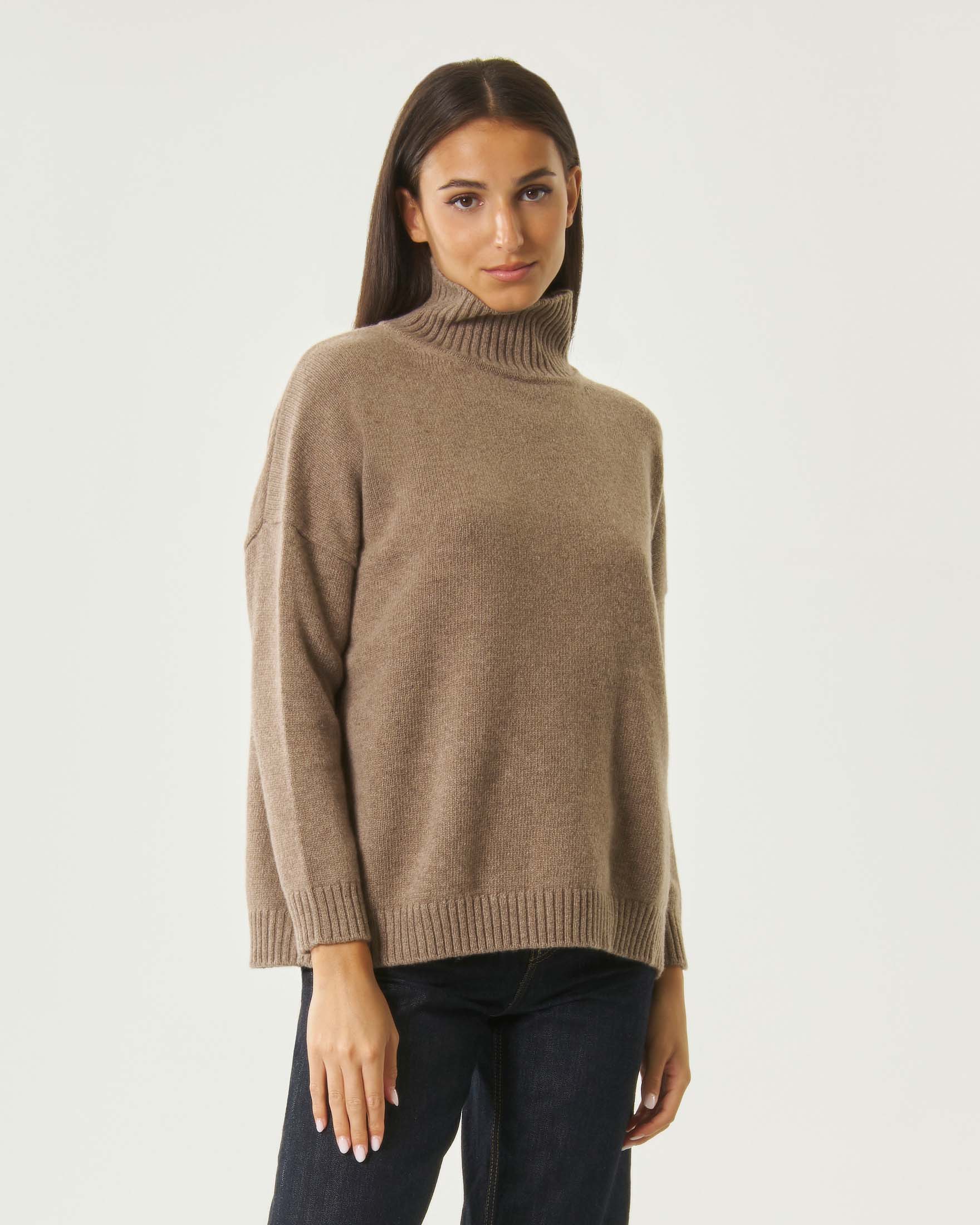 Maglia dolcevita over Weekend Max Mara color noce in pura lana con collo e bordi a costine