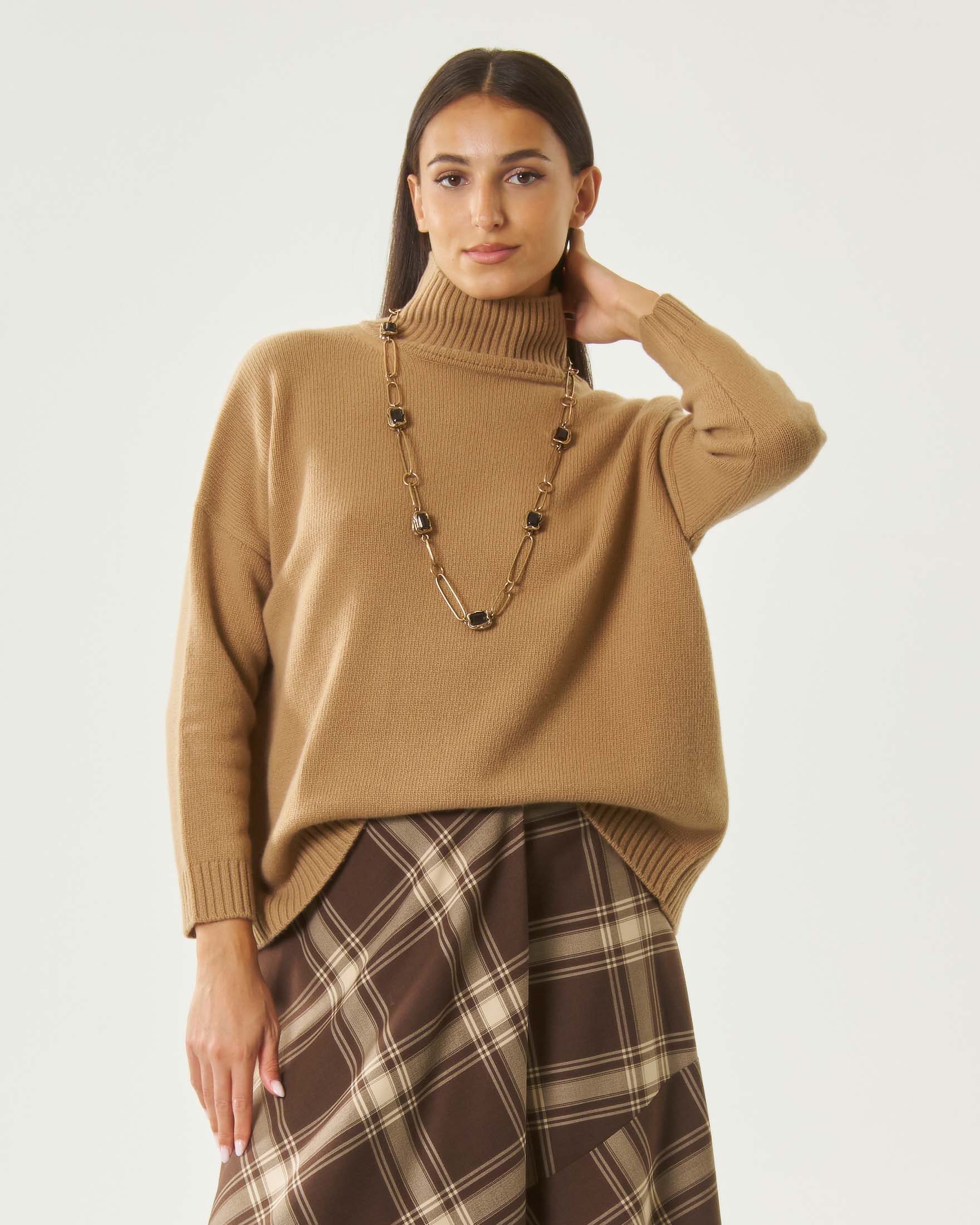 Maglia dolcevita over Weekend Max Mara color cammello in pura lana con collo e bordi a costine
