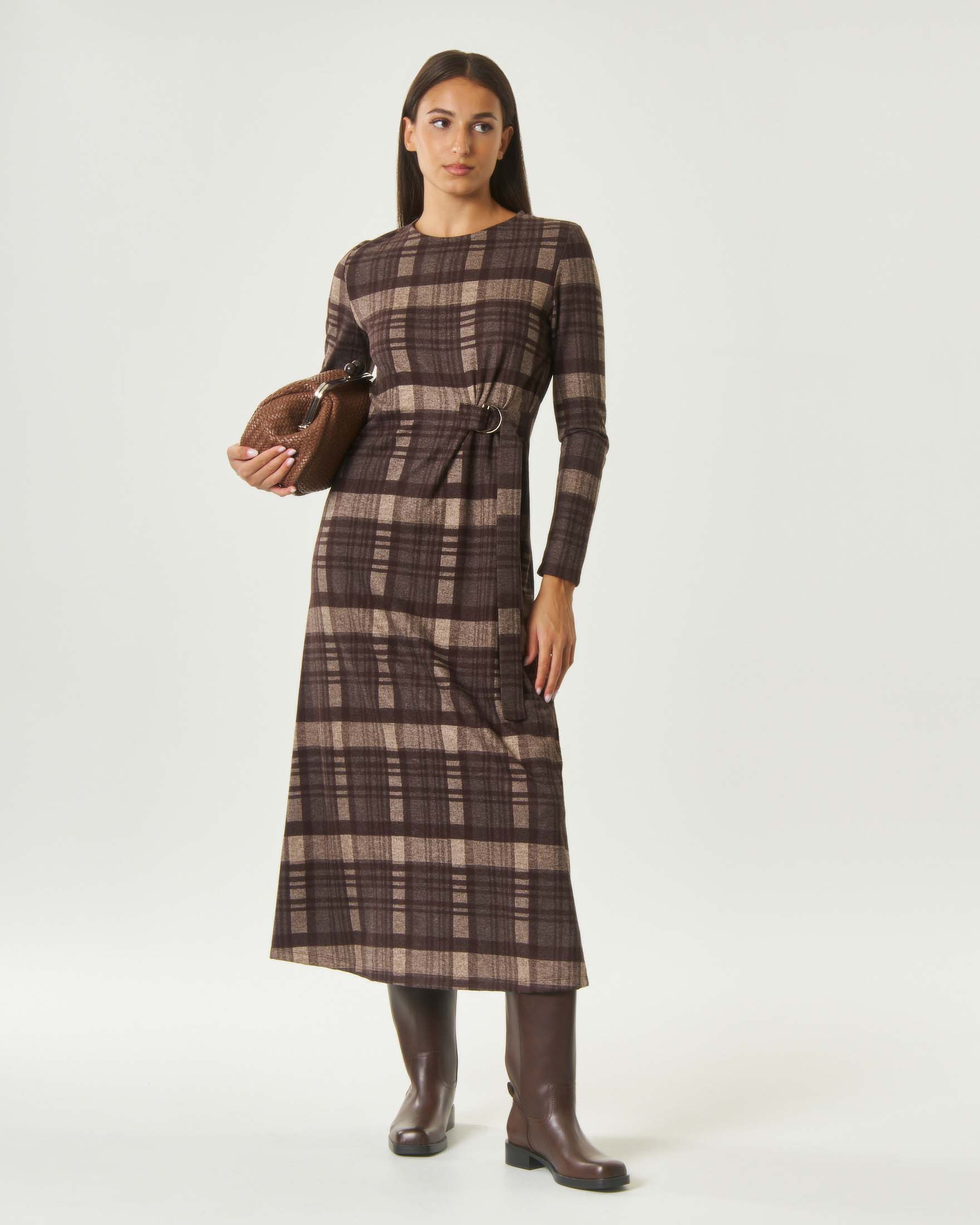 Abito lungo Weekend Max Mara marrone a quadri in viscosa con cinturino laterale e maniche lunghe