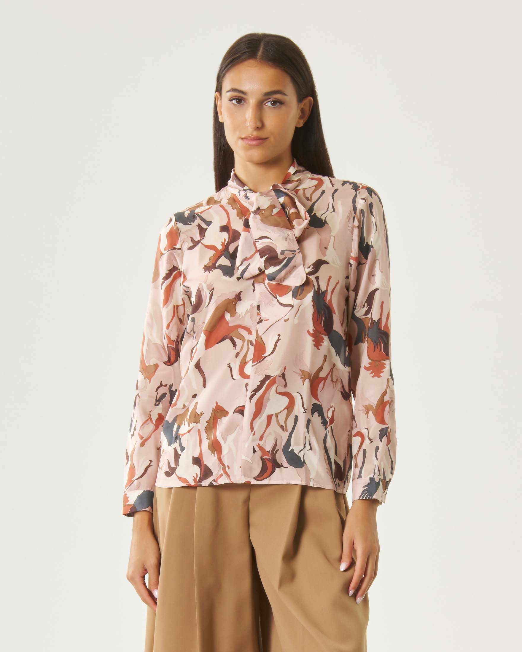 Camicia Marella Sport color cipria in pura seta habotai con fusciacca e stampa cavalli color coccio