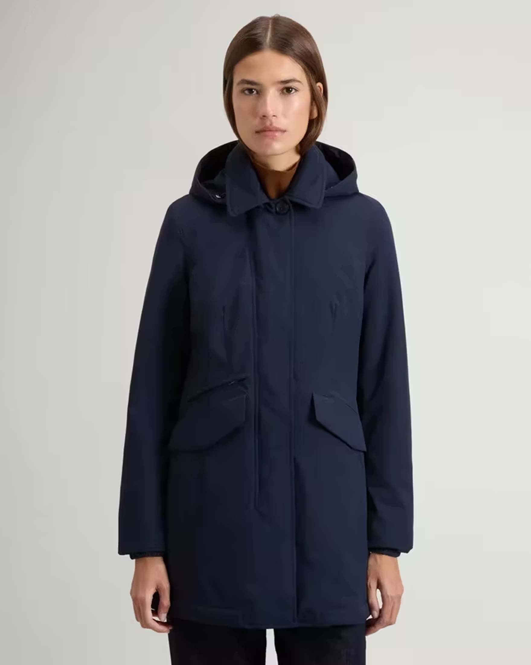 Giaccone lungo Woolrich blu sfiancato in Light Stretch con cappuccio rimovibile