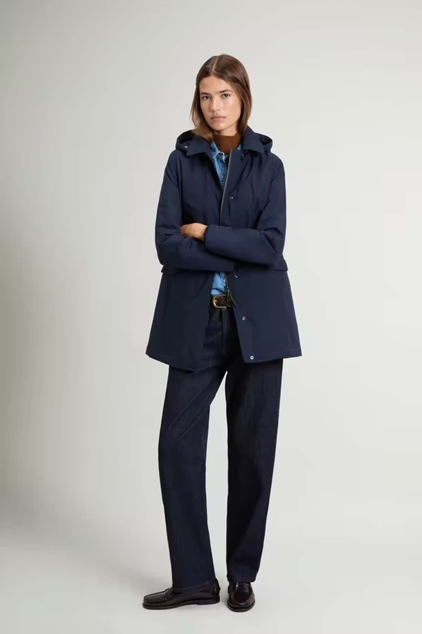 Giaccone lungo Woolrich blu sfiancato in Light Stretch con cappuccio rimovibile image