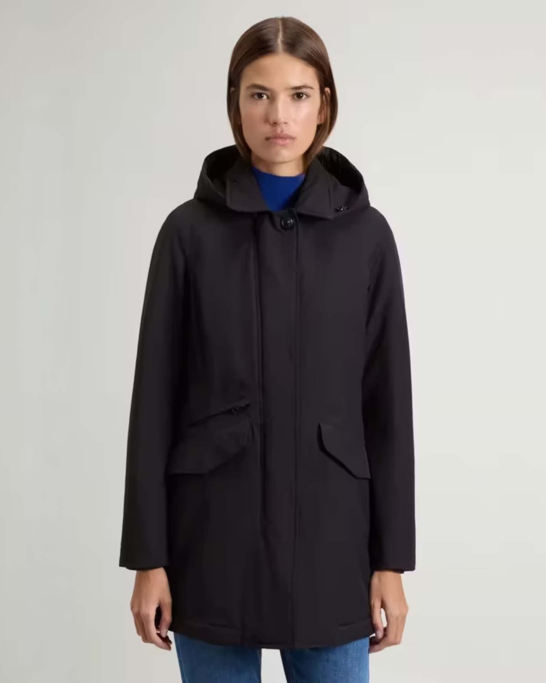 Giaccone lungo Woolrich nero sfiancato in Light Stretch con cappuccio rimovibile