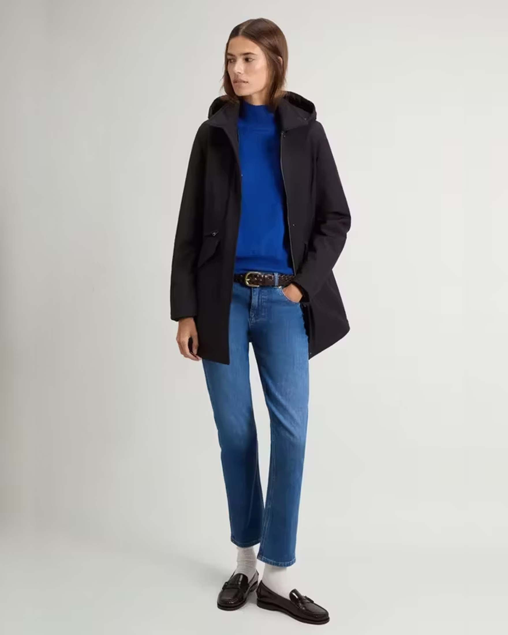 Giaccone lungo Woolrich nero sfiancato in Light Stretch con cappuccio rimovibile image