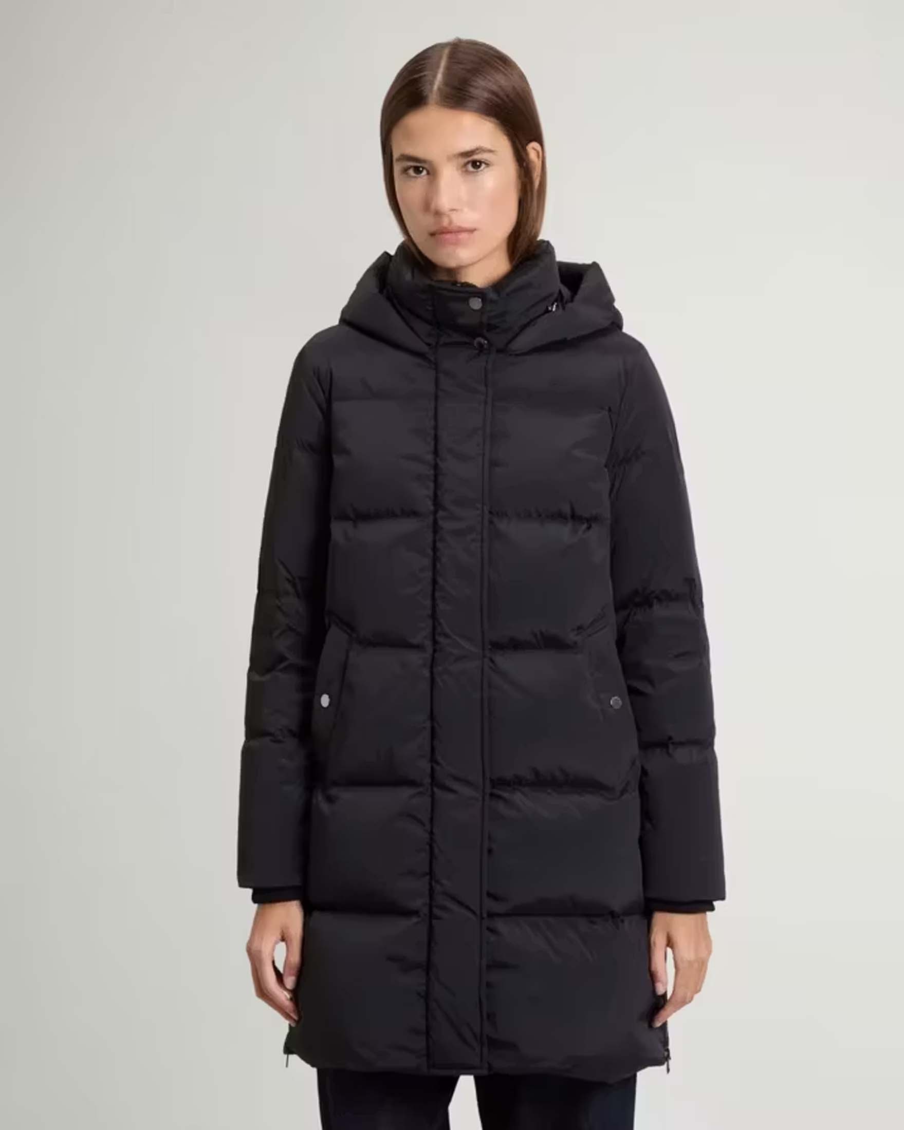 Piumino lungo Kelly Woolrich nero in nylon elasticizzato con imbottitura in piuma con collo alto