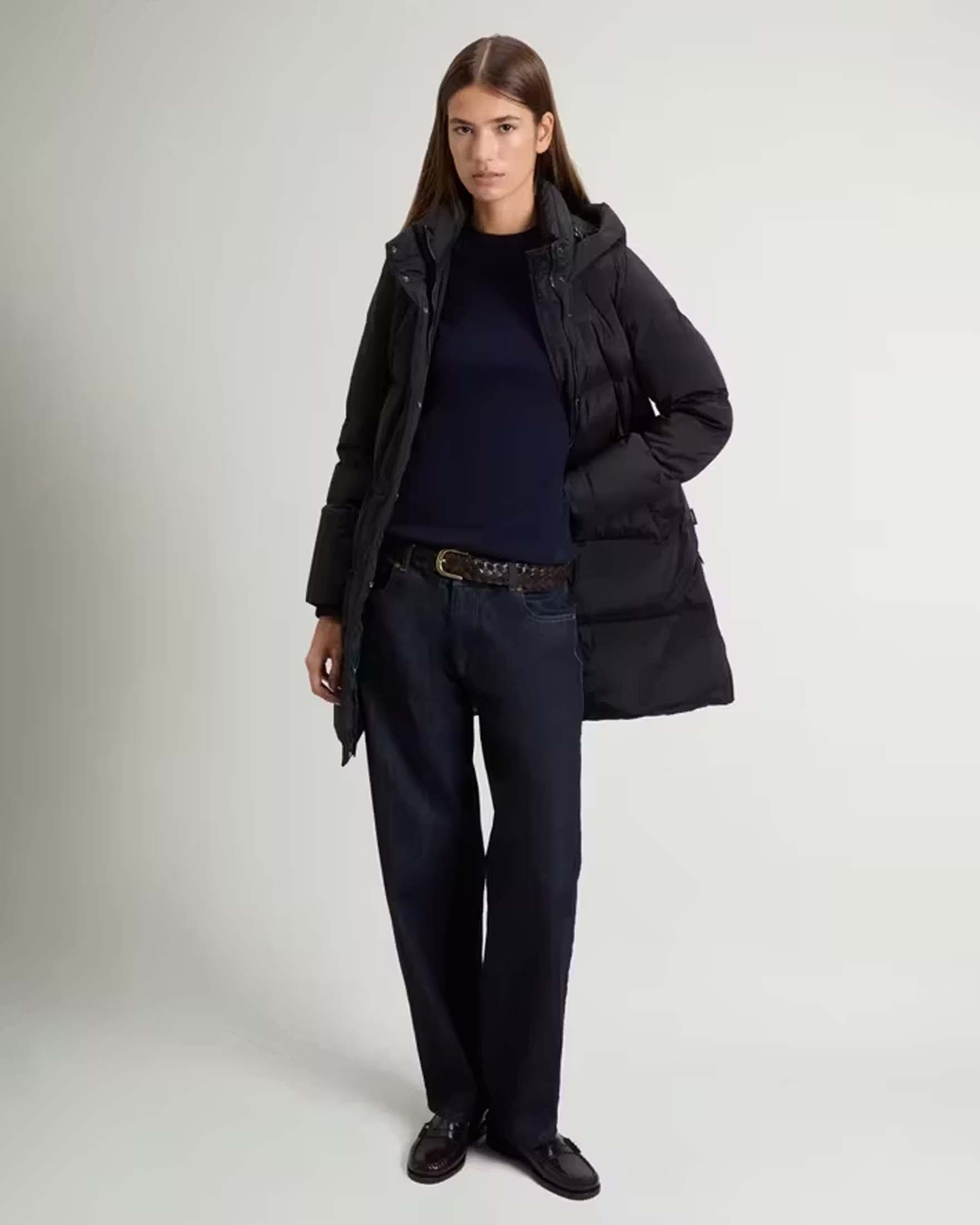 Piumino lungo Kelly Woolrich nero in nylon elasticizzato con imbottitura in piuma con collo alto image