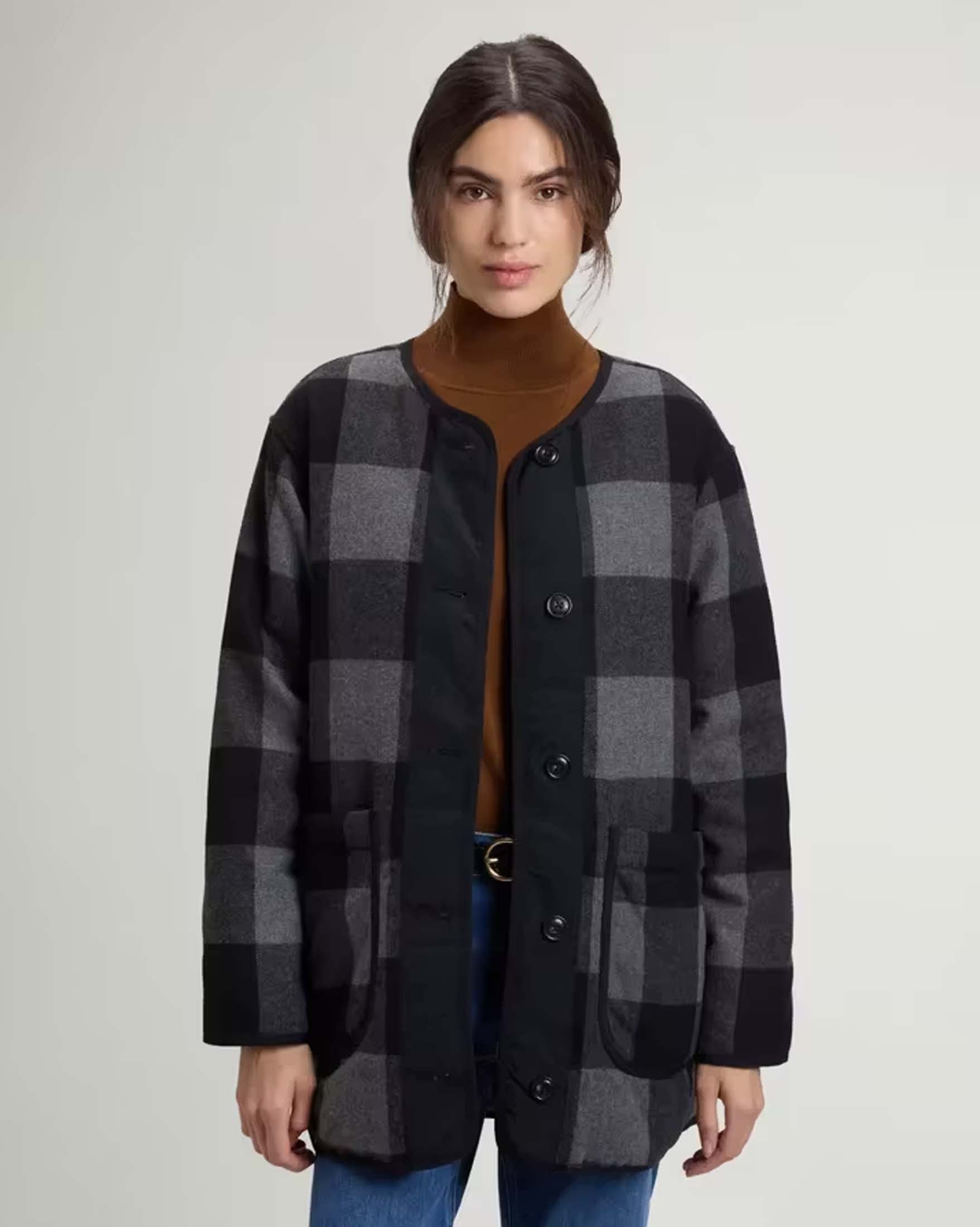 Giacca lunga a camicia Alaskan Woolrich grigia con stampa a quadri neri e blu in misto lana
