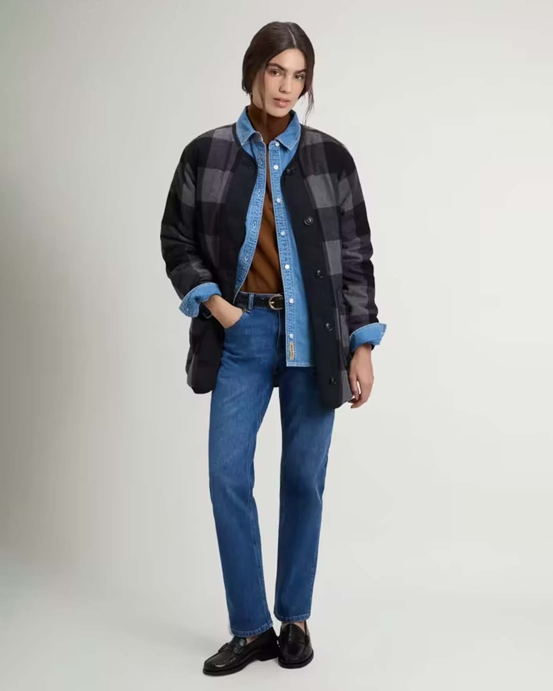 Giacca lunga a camicia Alaskan Woolrich grigia con stampa a quadri neri e blu in misto lana image