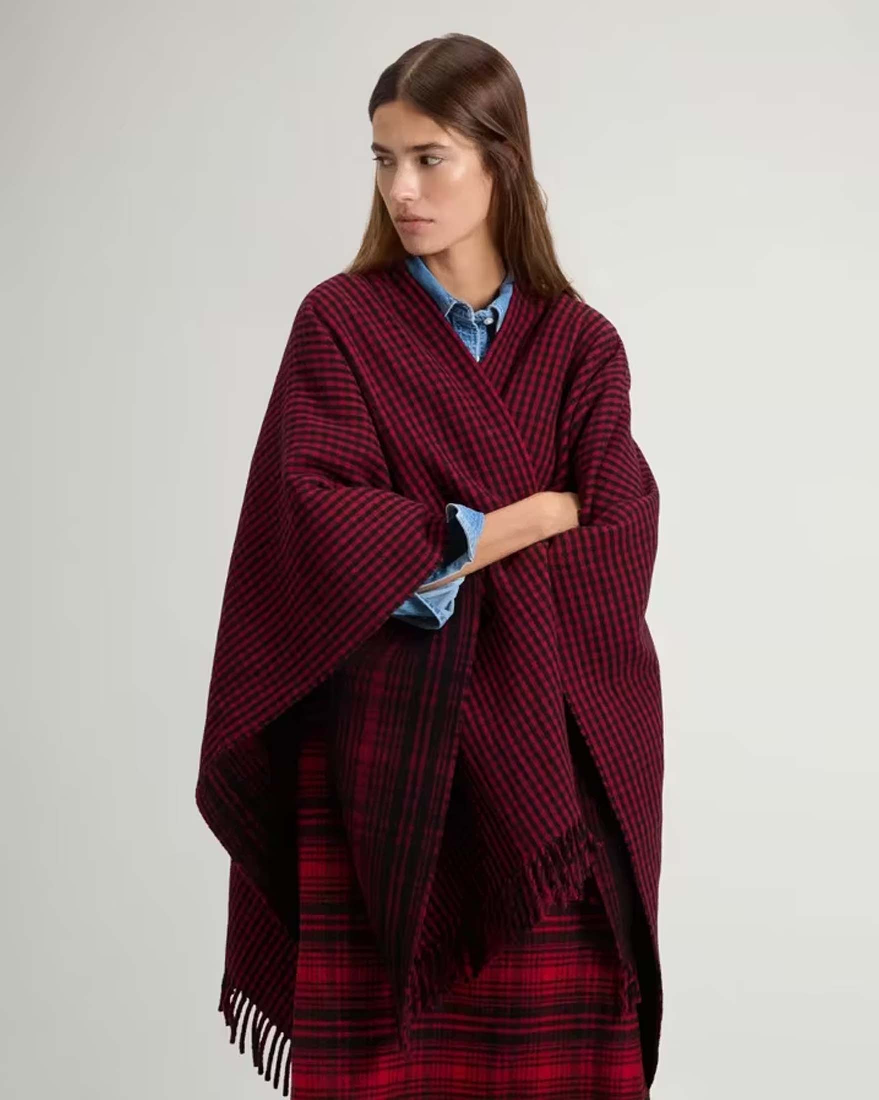 Cappa Woolrich rossa in pura lana a motivo tartan nero con frange