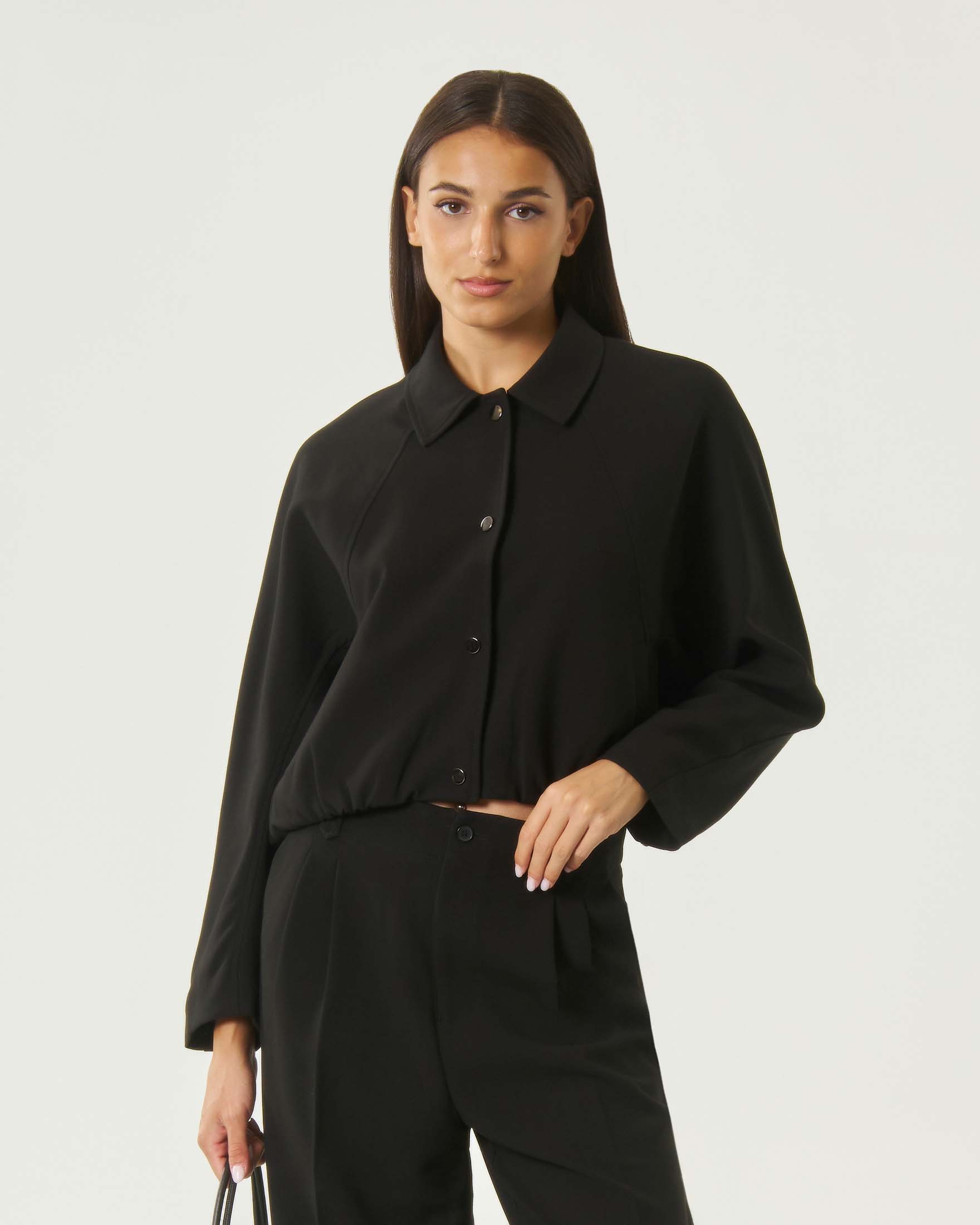 Giacca a camicia crop Attentif nera effetto bomber con chiusura automatici e maniche raglan