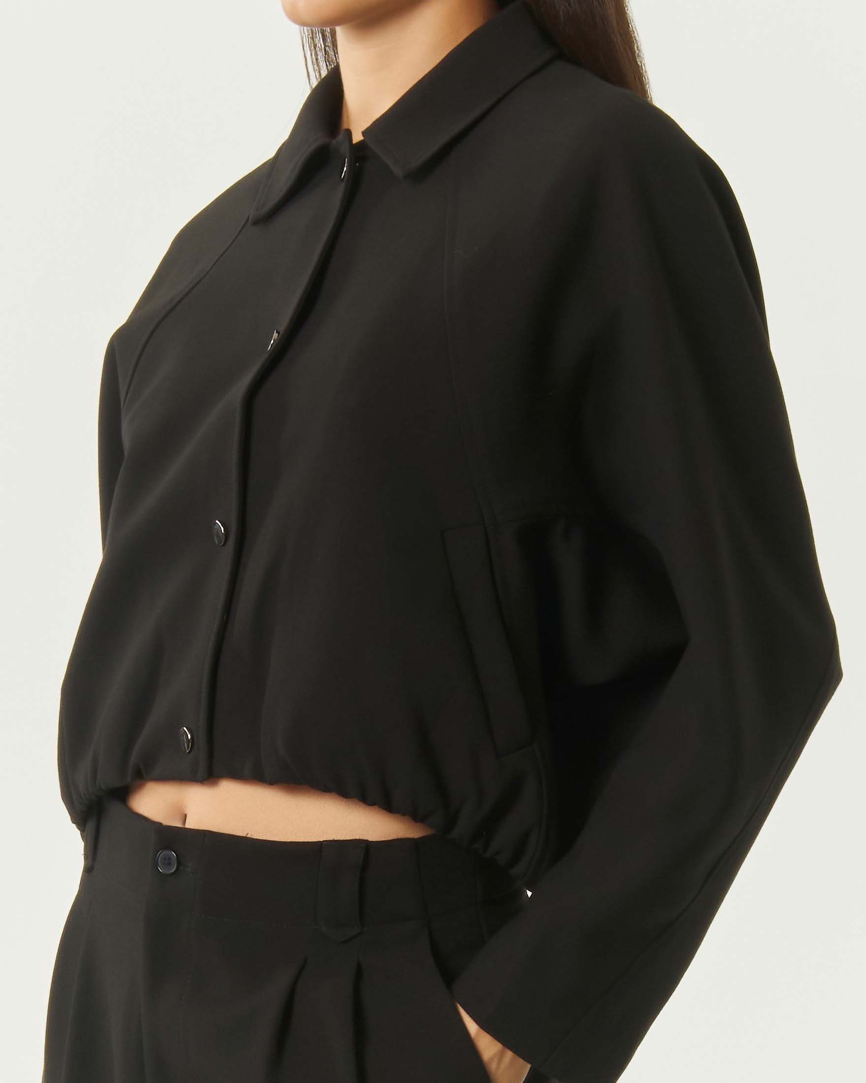 Giacca a camicia crop Attentif nera effetto bomber con chiusura automatici e maniche raglan image