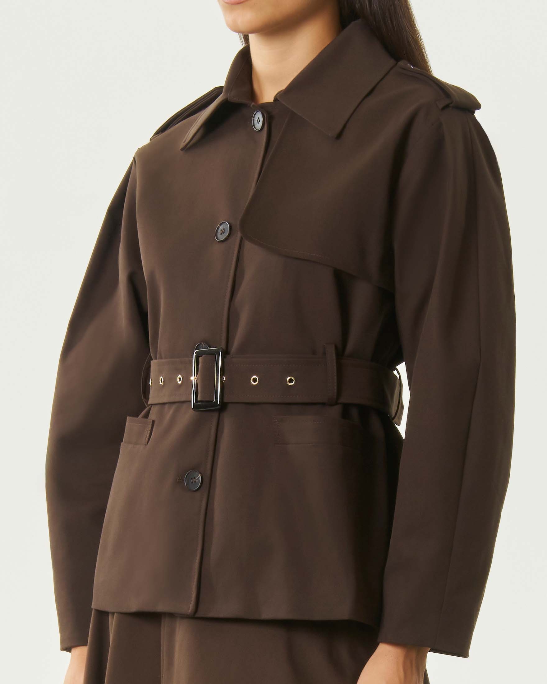 Trench corto Attentif marrone in misto cotone con cintura regolabile e collo a camicia image