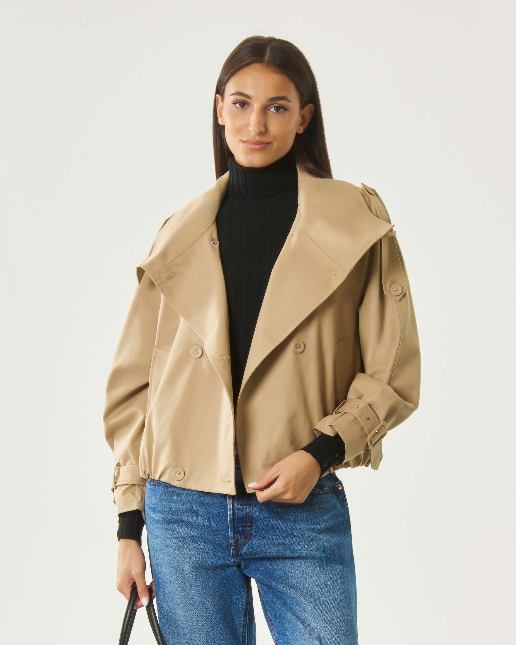 Trench corto doppiopetto Attentif color cammello in misto cotone stretch con collo in piedi