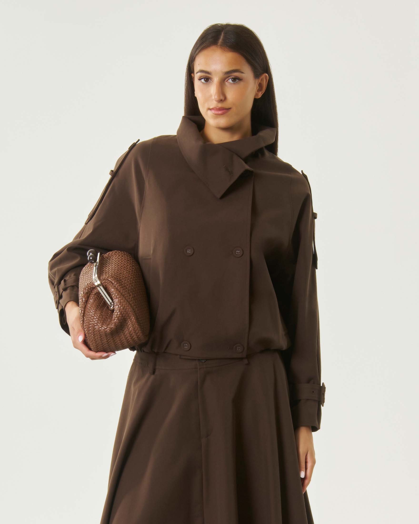 Trench corto doppiopetto Attentif marrone in misto cotone stretch con collo in piedi