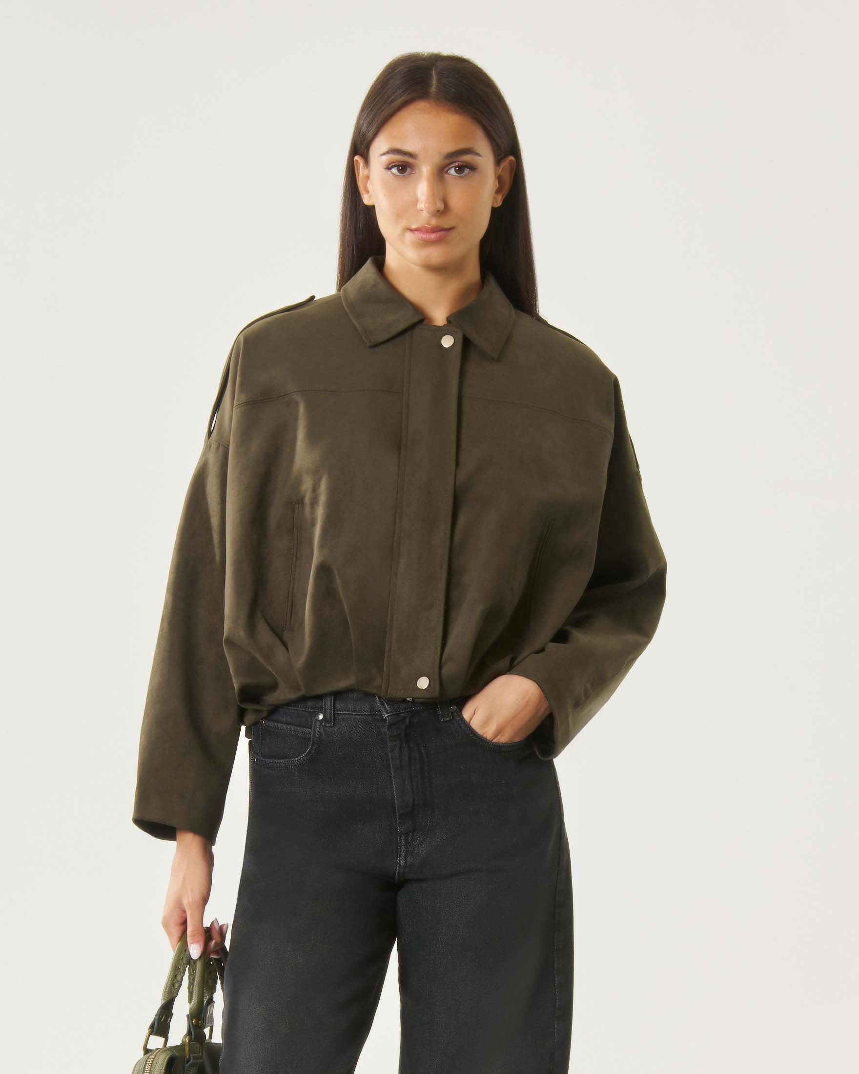Bomber scamosciato cropped Attentif verde militare con collo a camicia e chiusura con zip