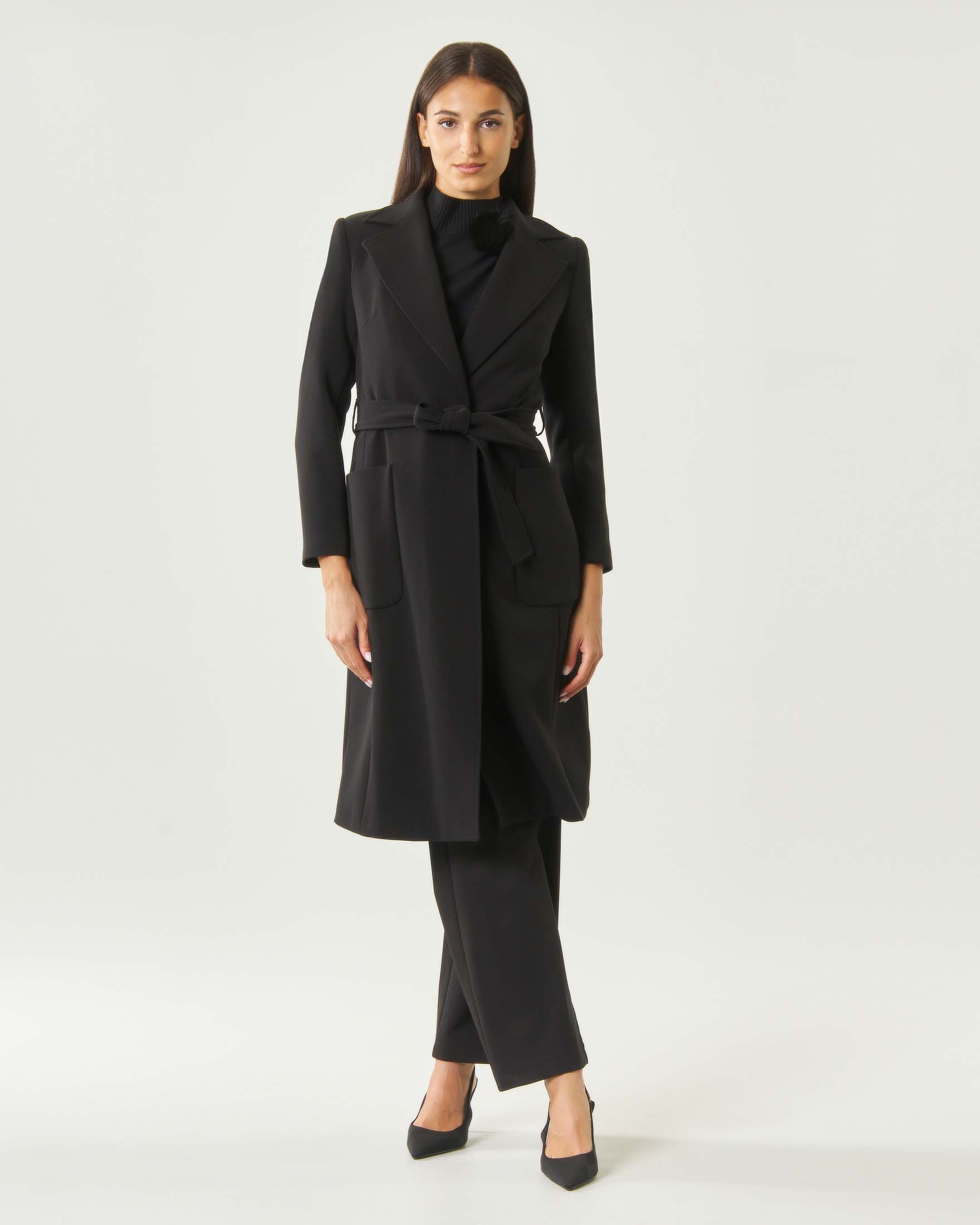 Cappotto lungo Hlo! nero a vestaglia in crepe di misto viscosa con cintura e tasche a toppa