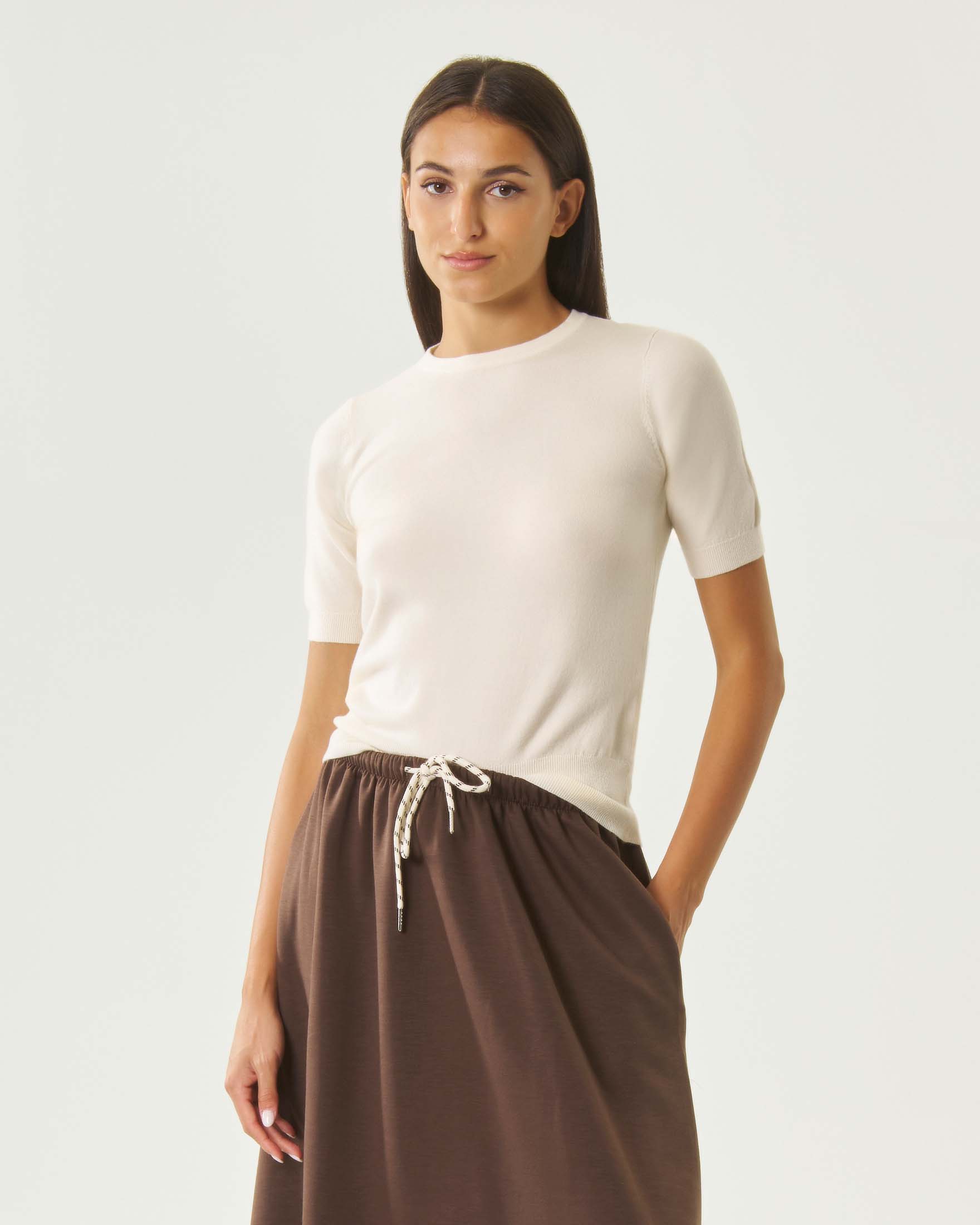 Maglia a maniche corte Hlo! bianca in misto lana con scollo a giro e bordi a costine