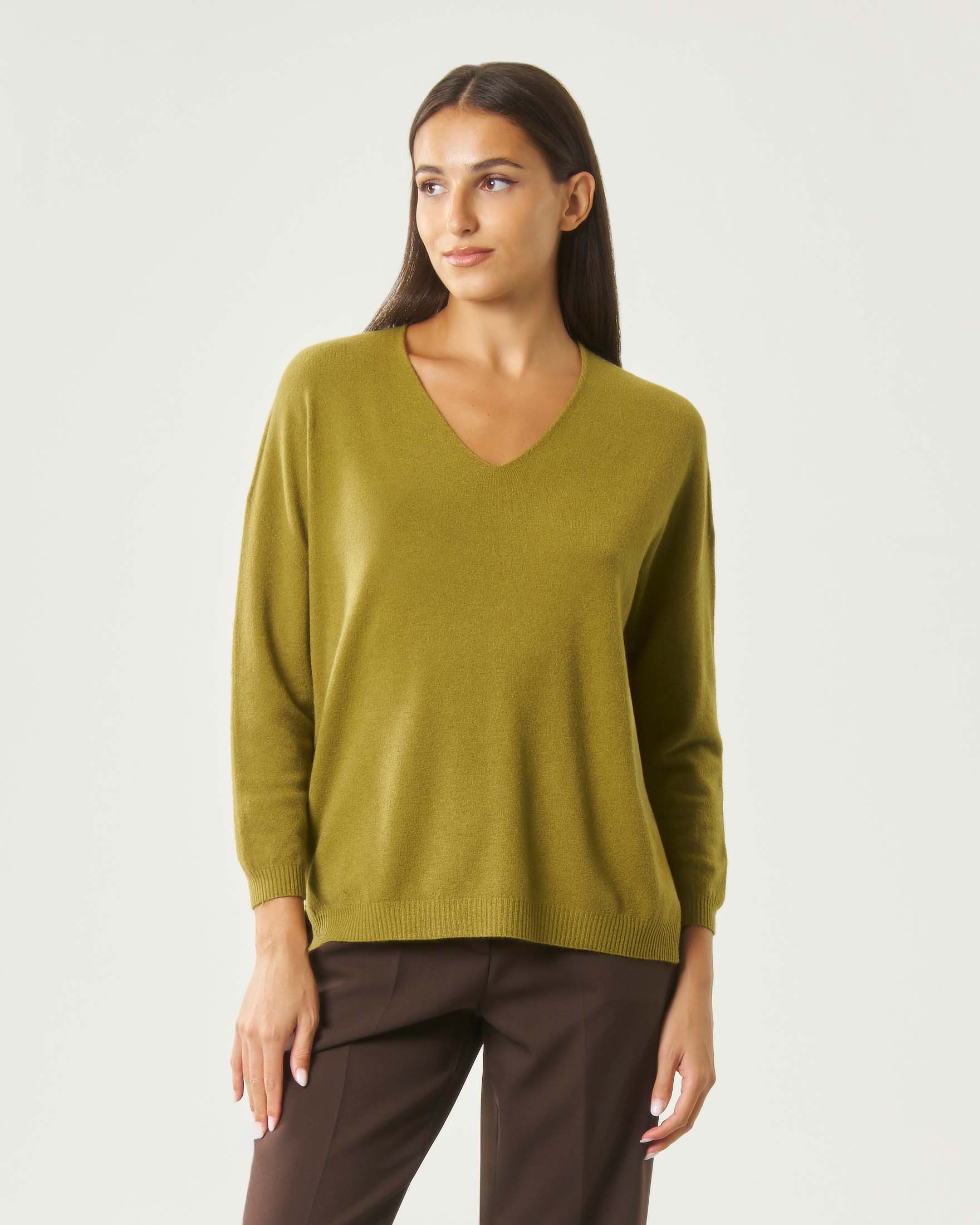 Maglia scollo a V Hlo! color olio in misto viscosa con spacchetti laterali e bordi a costine