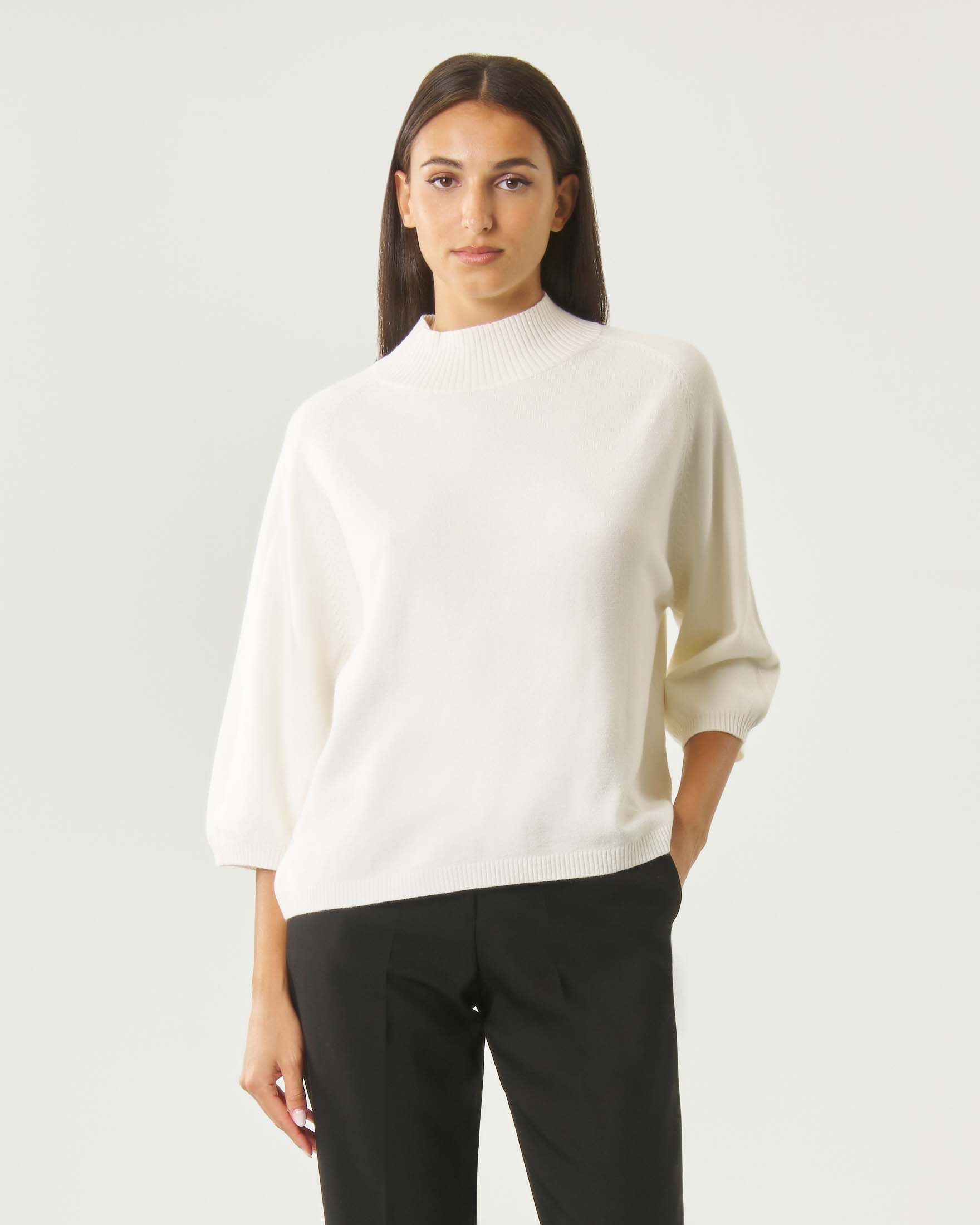 Maglia lupetto Hlo! bianca in misto viscosa con spilla pompon