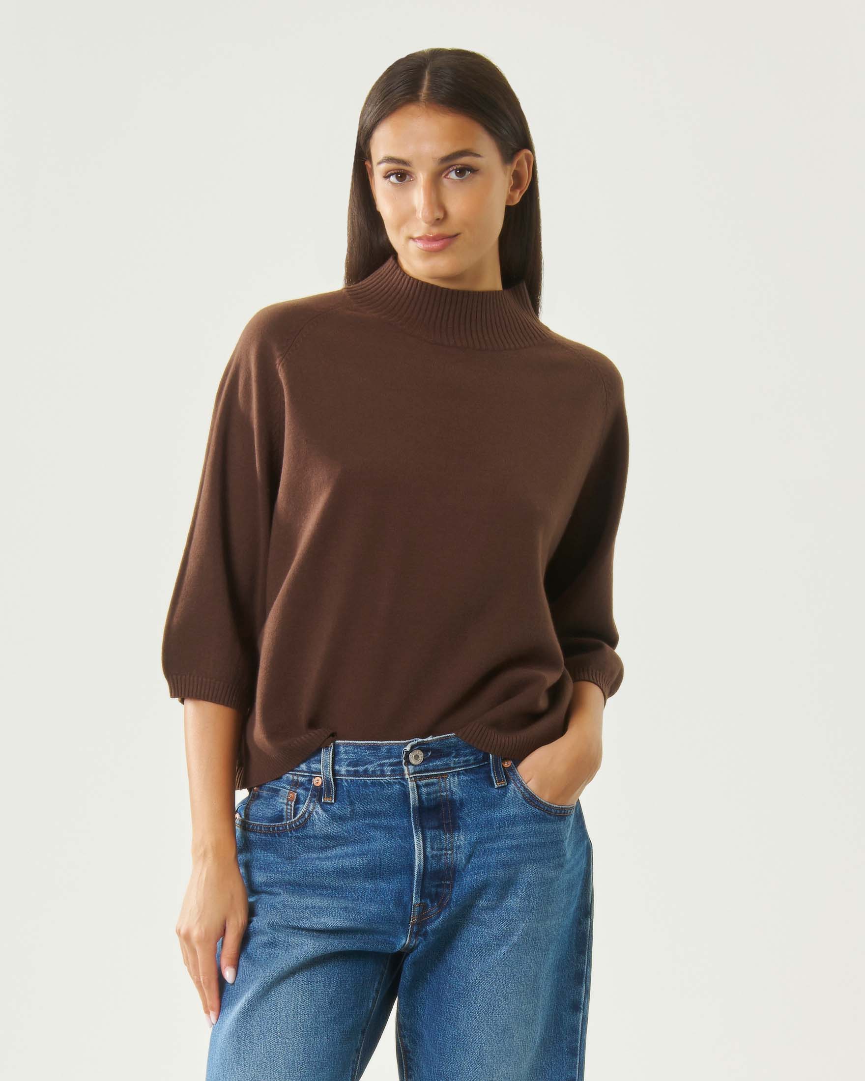 Maglia lupetto Hlo! marrone in misto viscosa con spilla pompon