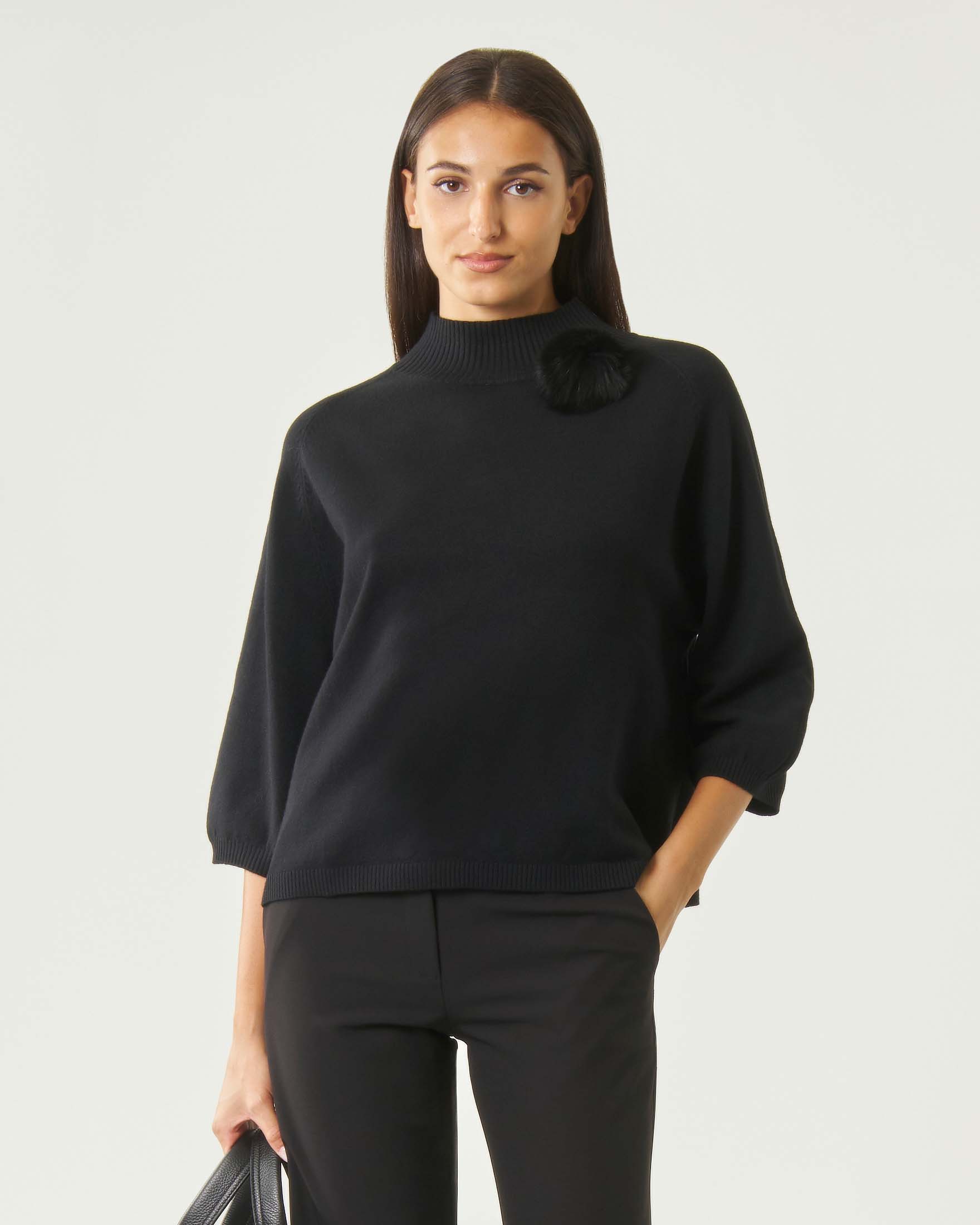 Maglia lupetto Hlo! nera in misto viscosa con spilla pompon