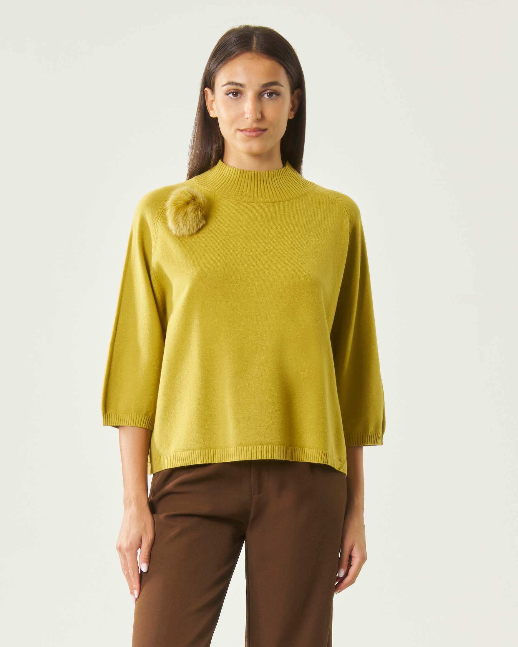 Maglia lupetto Hlo! color olio in misto viscosa con spilla pompon