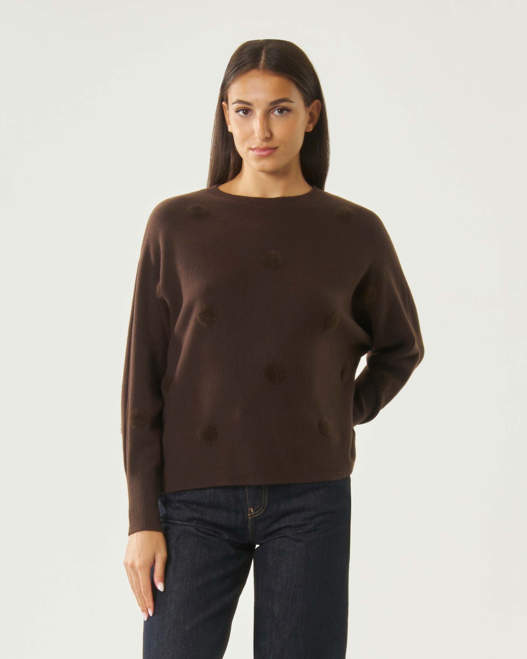 Maglia girocollo Hlo! marrone in misto viscosa con pompon tono su tono a motivo pois all over