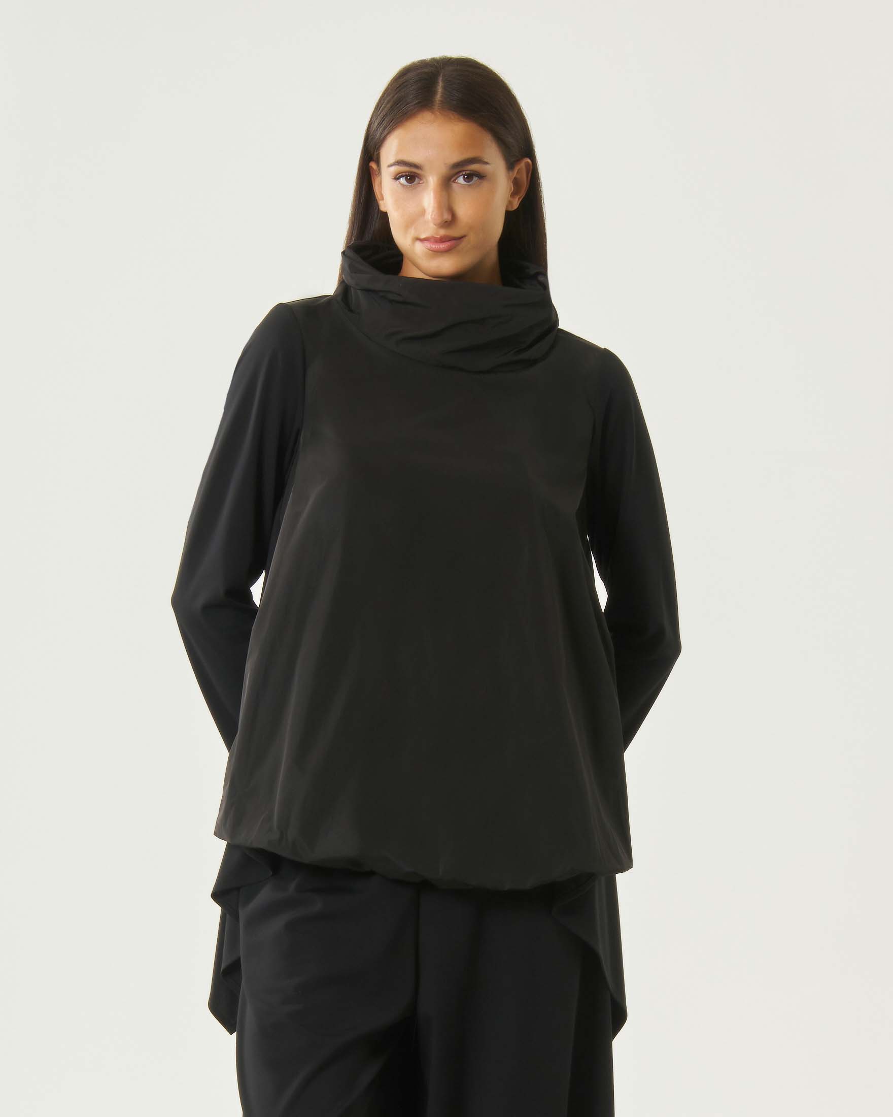 Blusa asimmetrica Jurerê nera in taffetà e jersey con scollo a ciambella e orlo asimmetrico