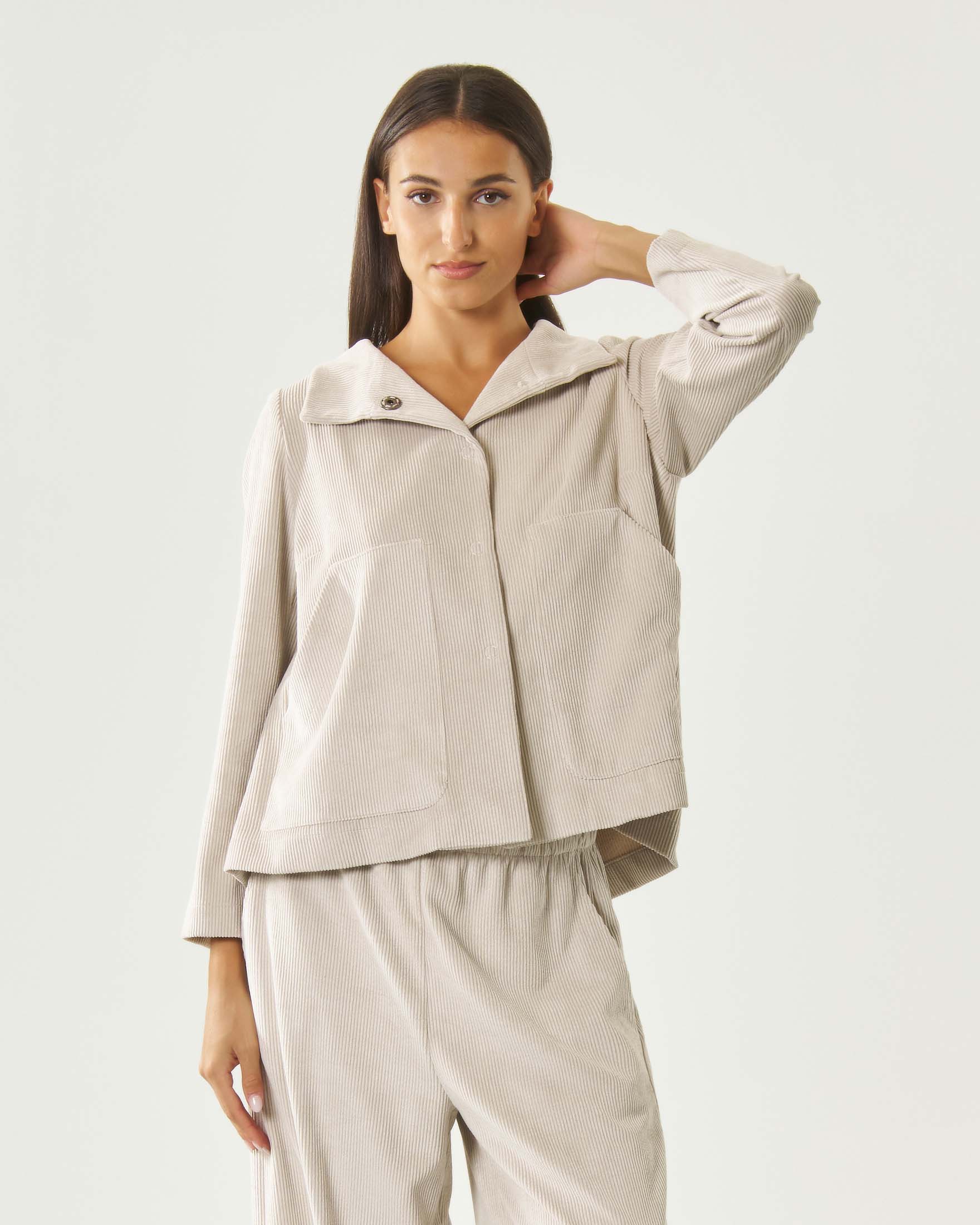 Giacca a camicia boxy Jurerê color panna in velluto a coste con chiusura automatici e tasche a toppa