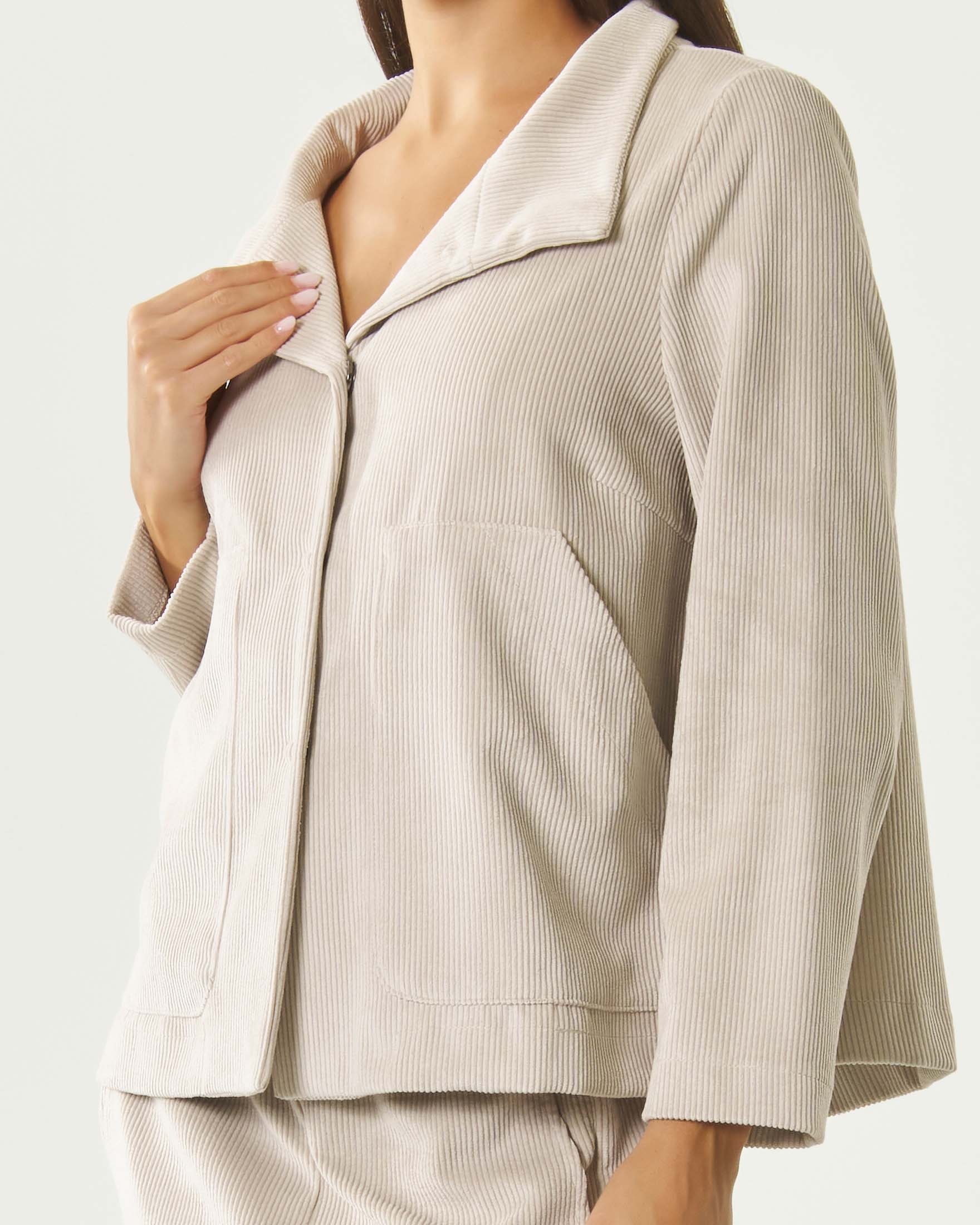 Giacca a camicia boxy Jurerê color panna in velluto a coste con chiusura automatici e tasche a toppa image