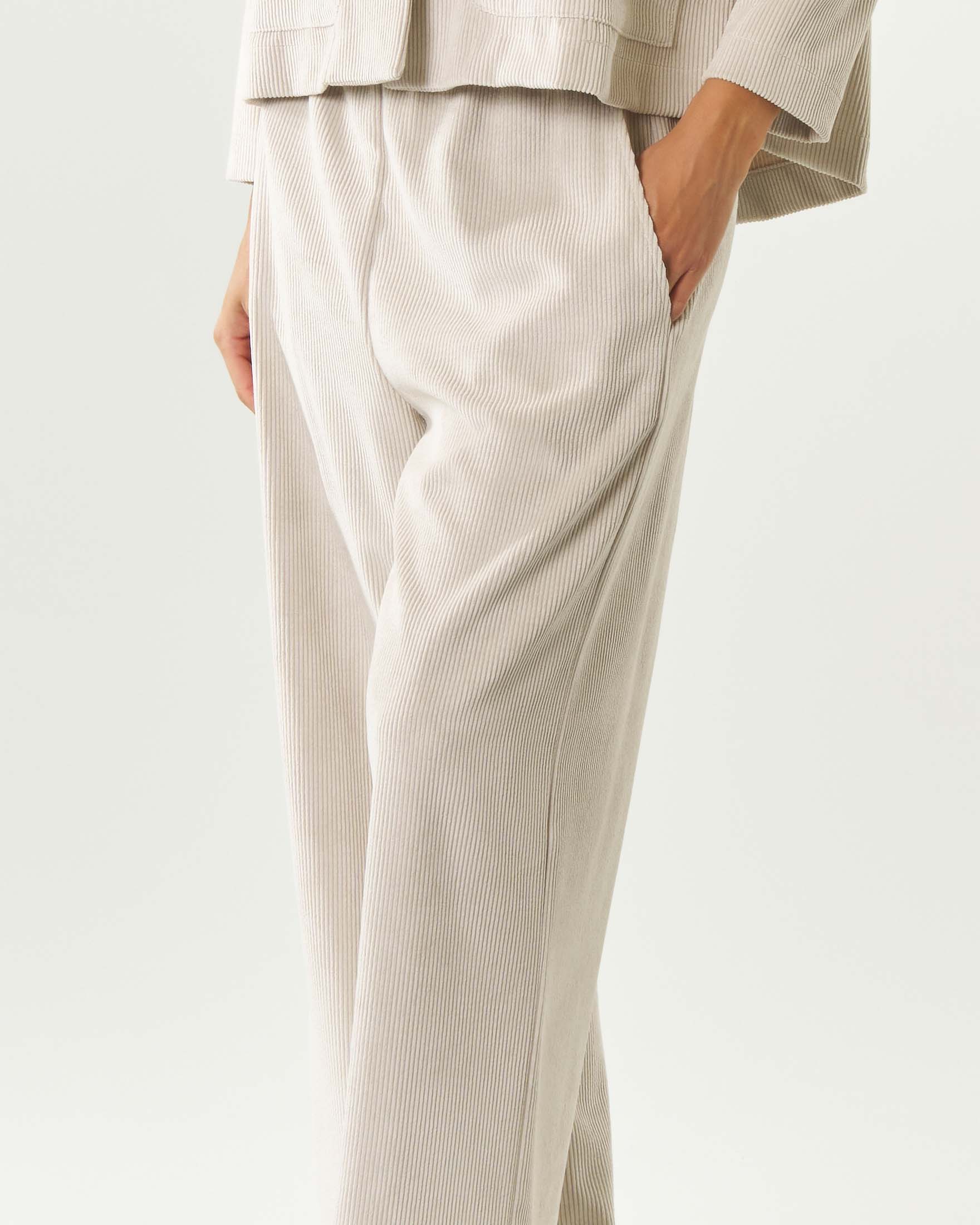 Pantaloni wide leg Jurerê color panna in velluto a coste con vita elasticizzata e tasche alla francese image