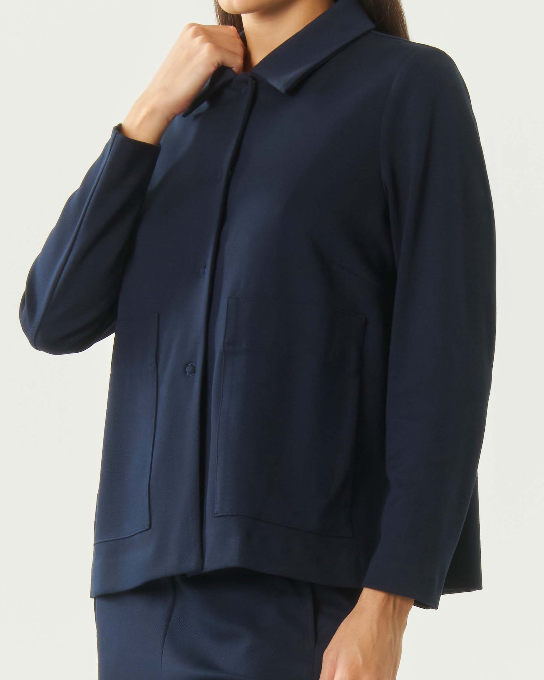 Giacca a camicia Jurerê blu in misto viscosa stretch con maxi tasche e chiusura automatici image