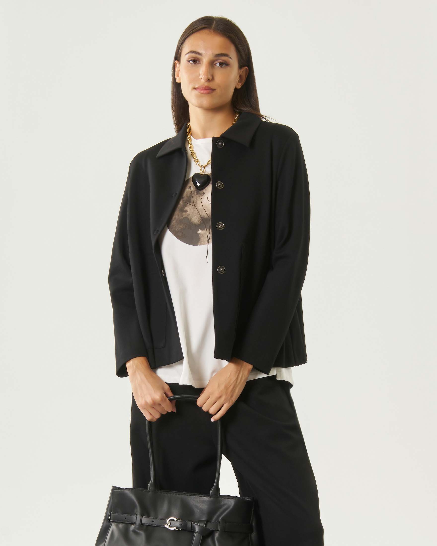 Giacca a camicia Jurerê nera in misto viscosa stretch con maxi tasche e chiusura automatici