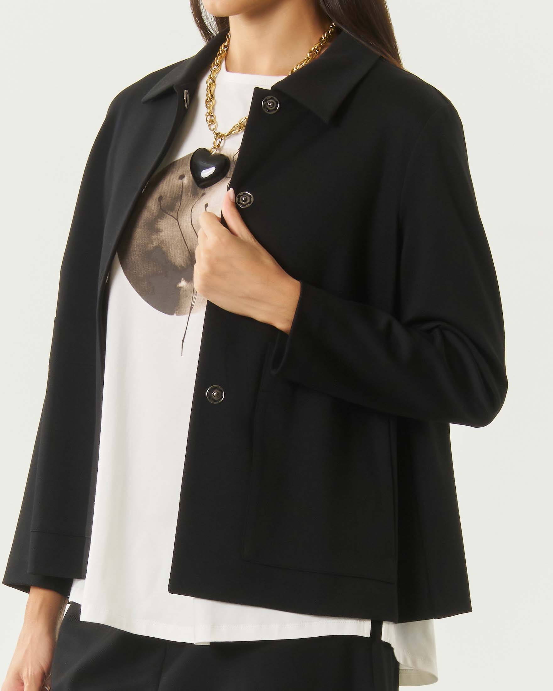Giacca a camicia Jurerê nera in misto viscosa stretch con maxi tasche e chiusura automatici image