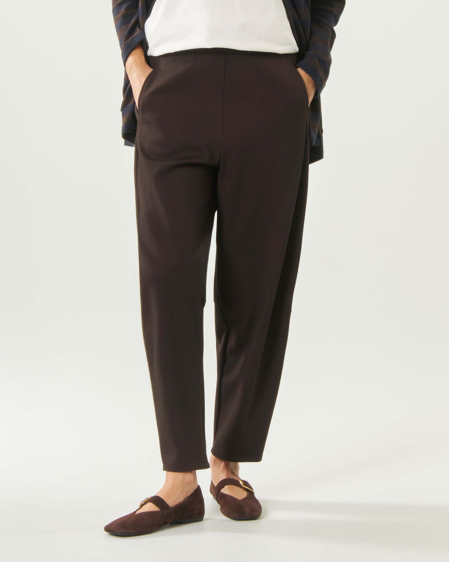 Pantaloni tricot balloon Jurerê marroni in misto viscosa con tasche alla francese e vita elasticizzata image