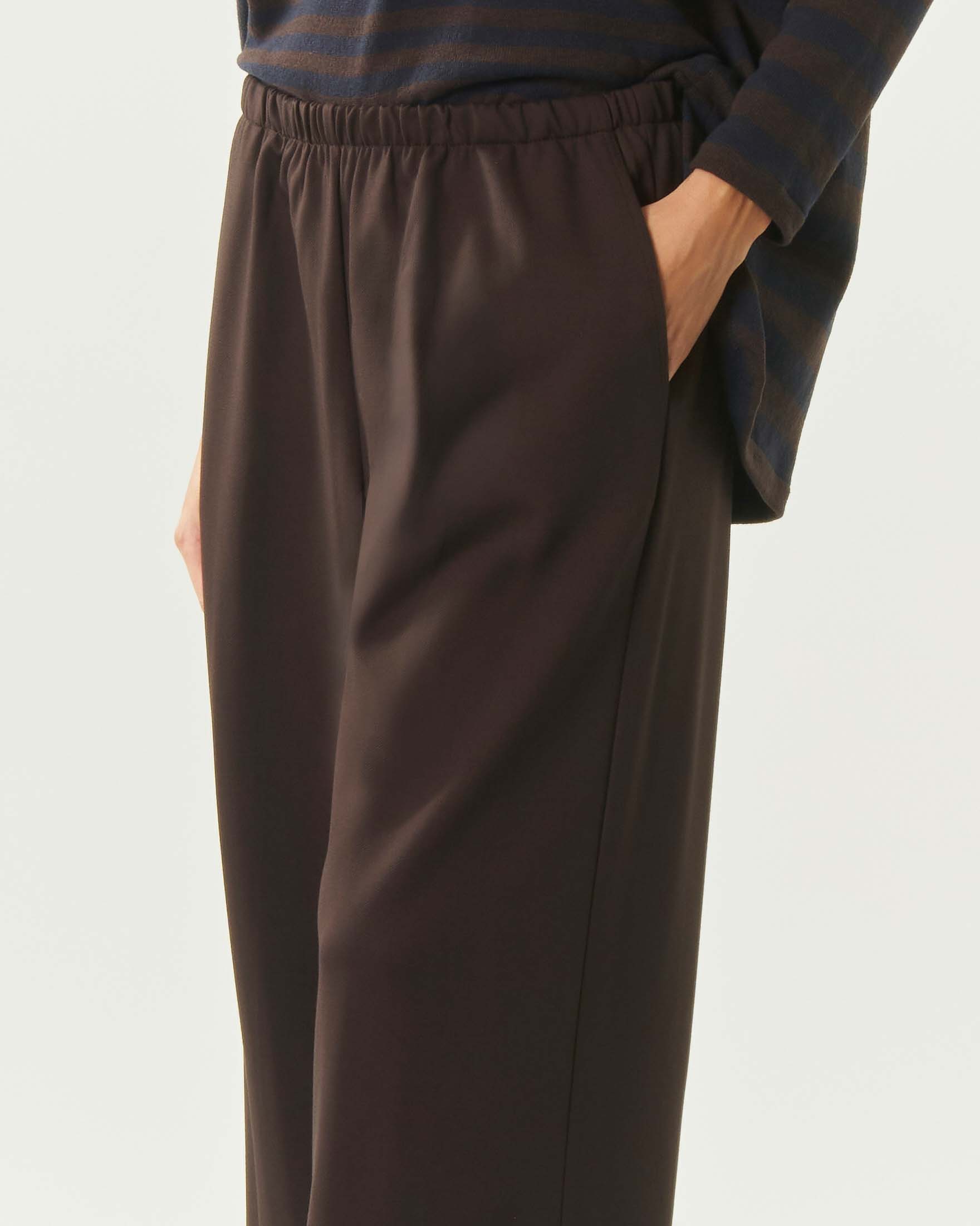 Pantaloni tricot wide leg Jurerê marroni in viscosa con tasche alla francese e vita elasticizzata image