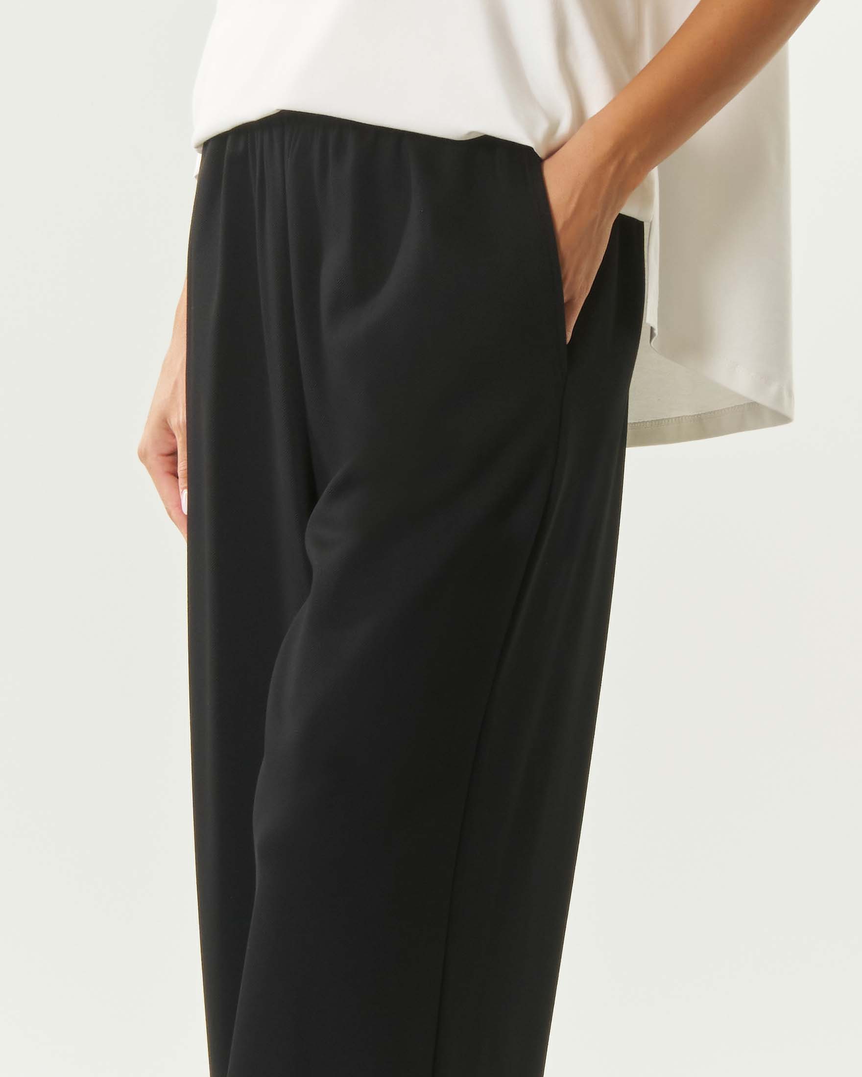 Pantaloni tricot wide leg Jurerê neri in viscosa con tasche alla francese e vita elasticizzata image