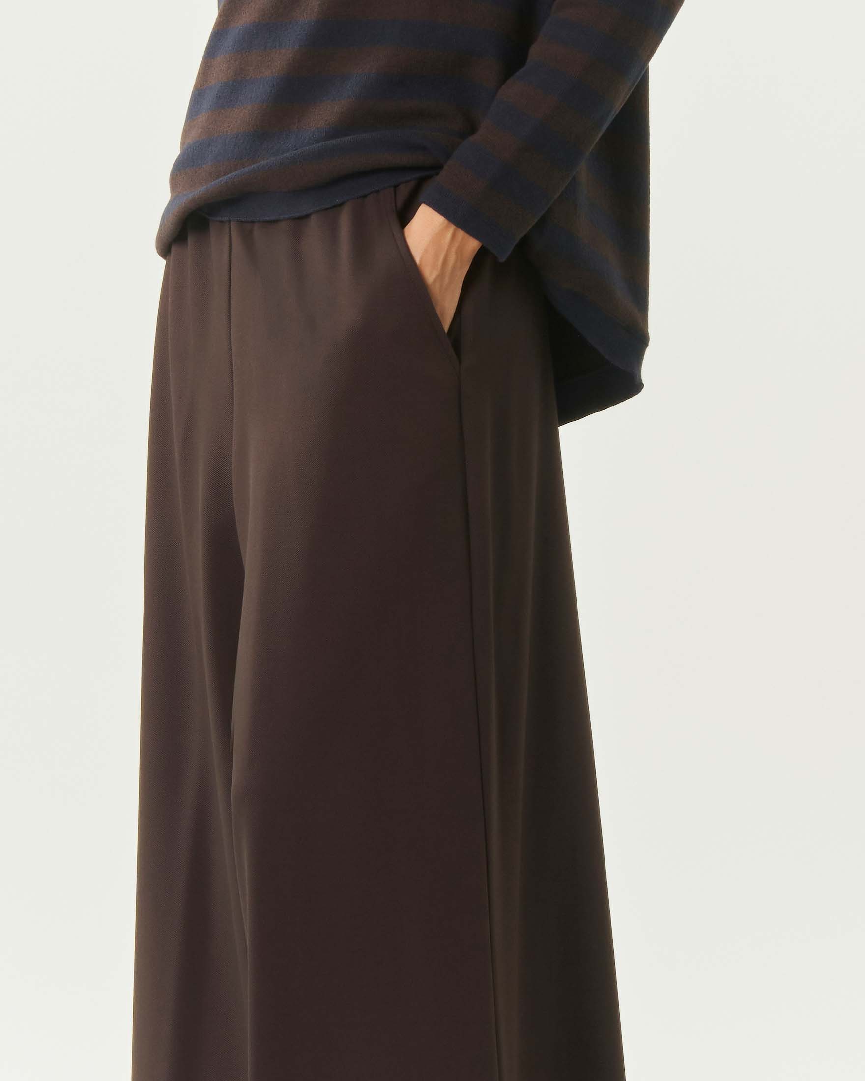 Pantaloni tricot super wide leg Jurerê marroni in viscosa con tasche alla francese ed elastico in vita image