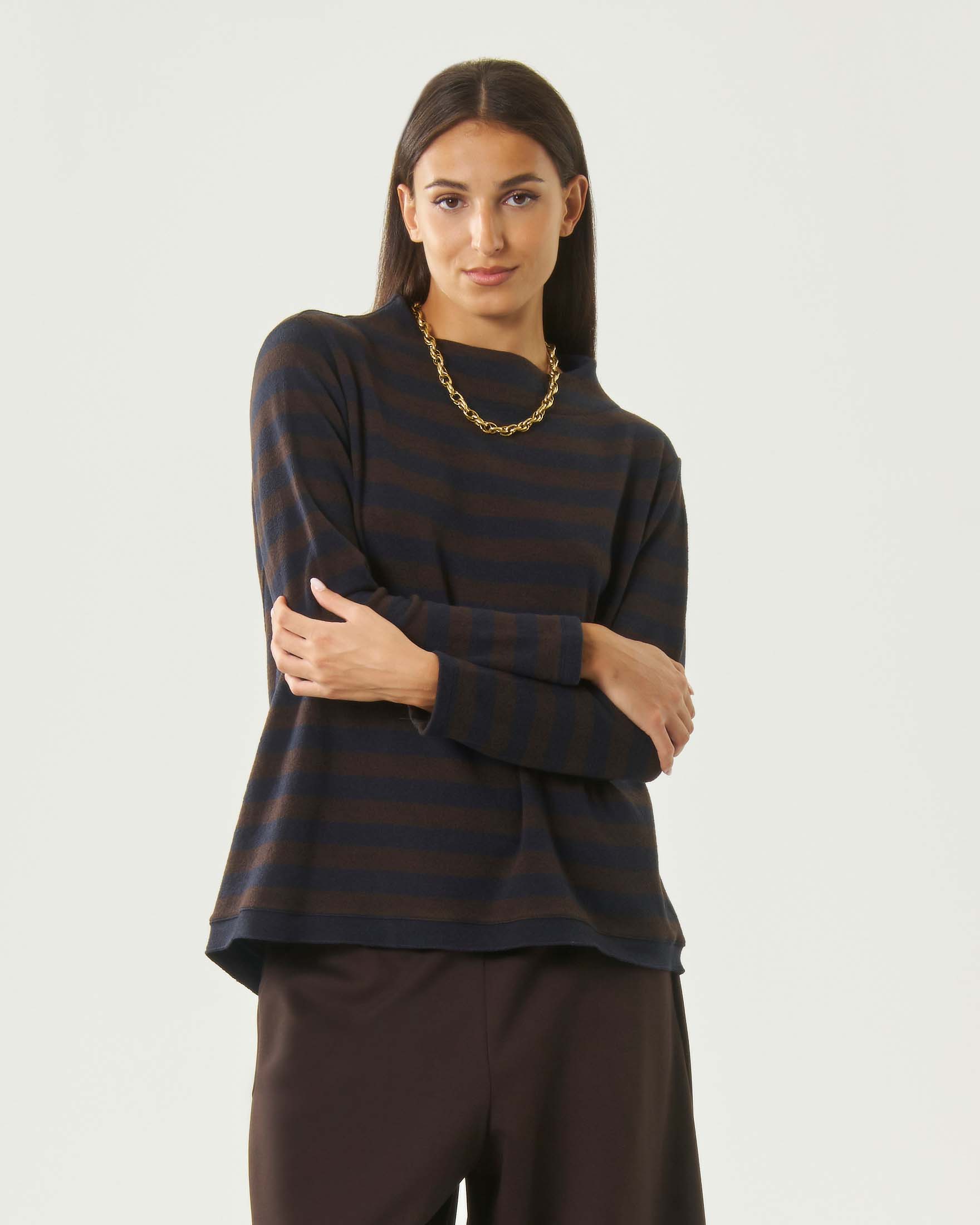 Maglia maniche lunghe Jurerê a righe blu e marroni in cotone con scollo a cratere e orlo asimmetrico