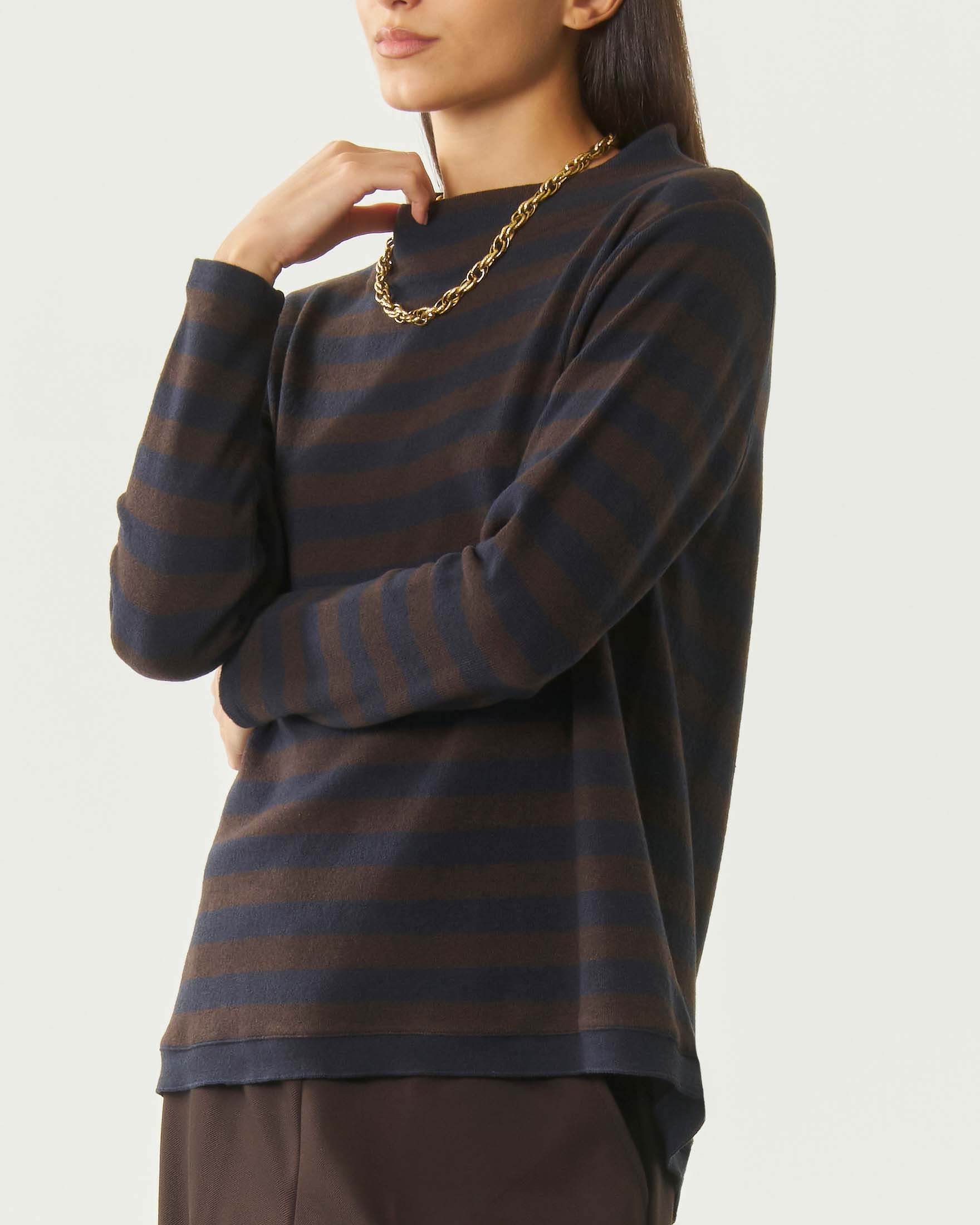 Maglia maniche lunghe Jurerê a righe blu e marroni in cotone con scollo a cratere e orlo asimmetrico image