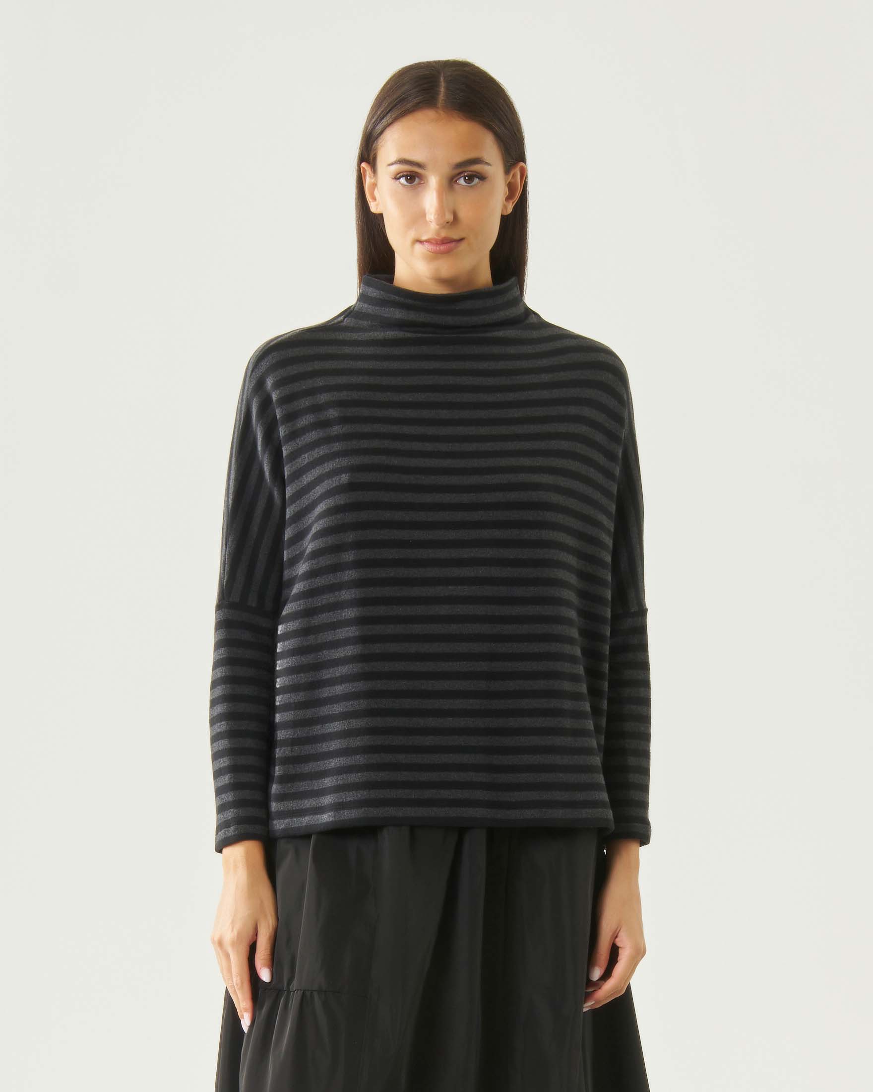 Maglia lupetto over Jurerê nera a righe antracite in cotone stretch con maniche a pipistrello