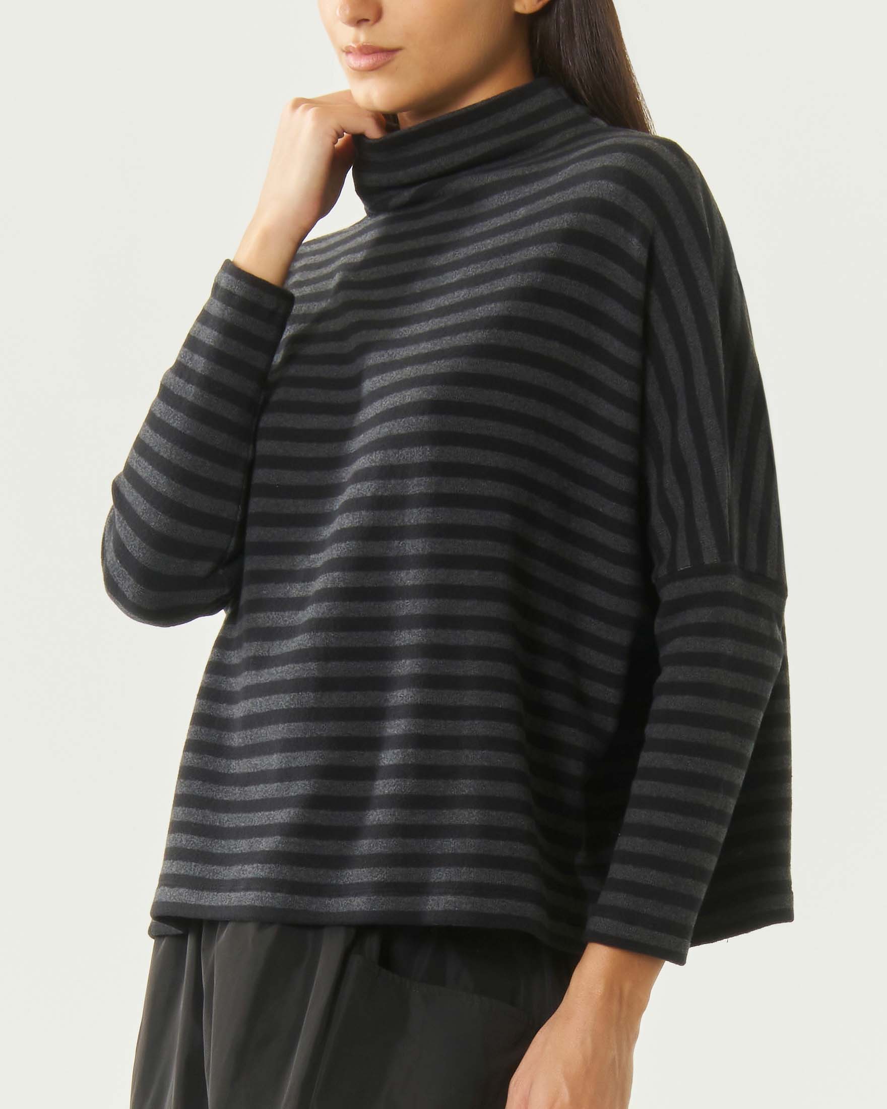 Maglia lupetto over Jurerê nera a righe antracite in cotone stretch con maniche a pipistrello image
